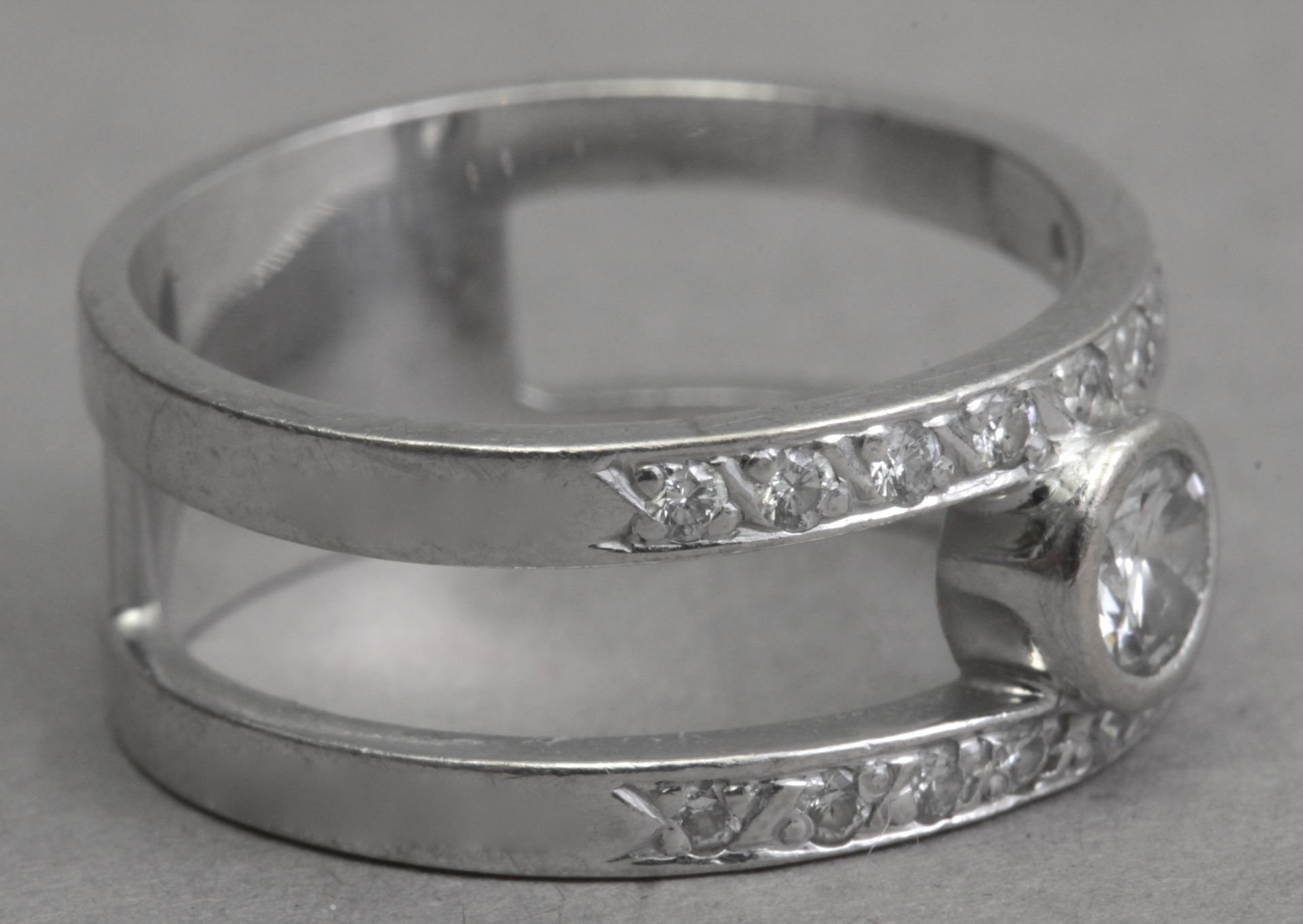 A diamond ring with a white gold setting - Image 2 of 3