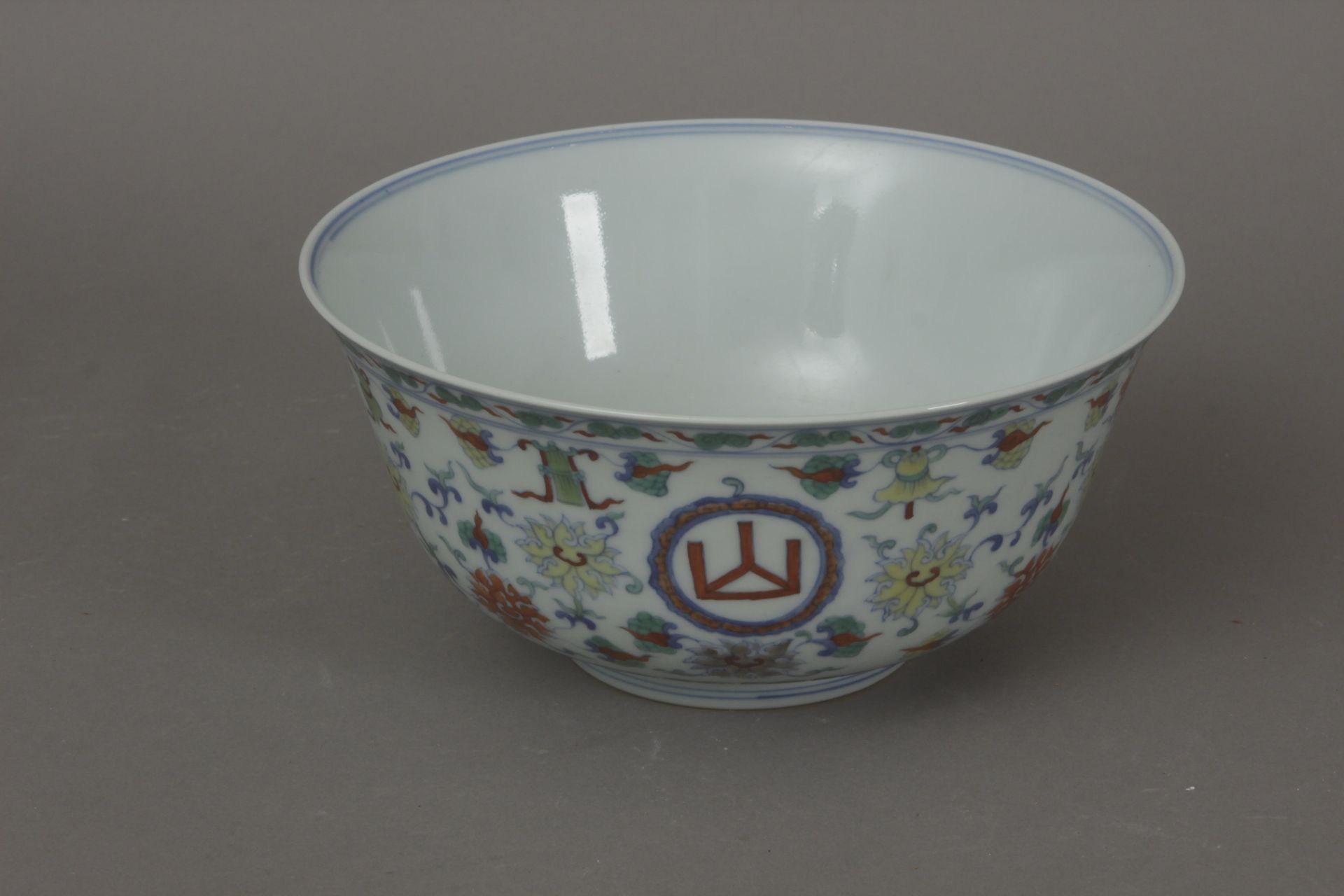 An early 20th century Chinese porcelain bowl - Bild 5 aus 7