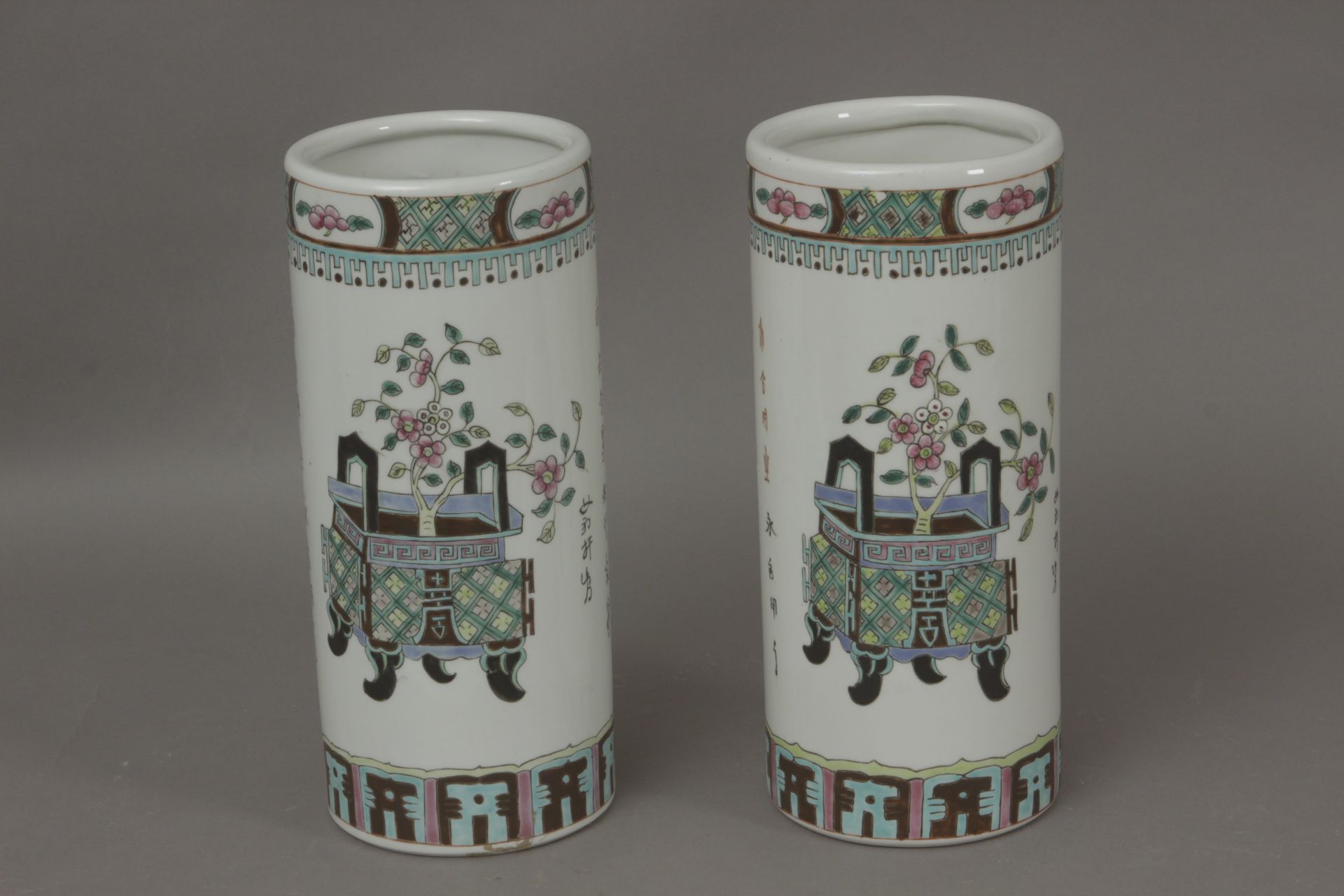 A pair of 20th century brush pots in Famille Rose porcelain - Bild 3 aus 3