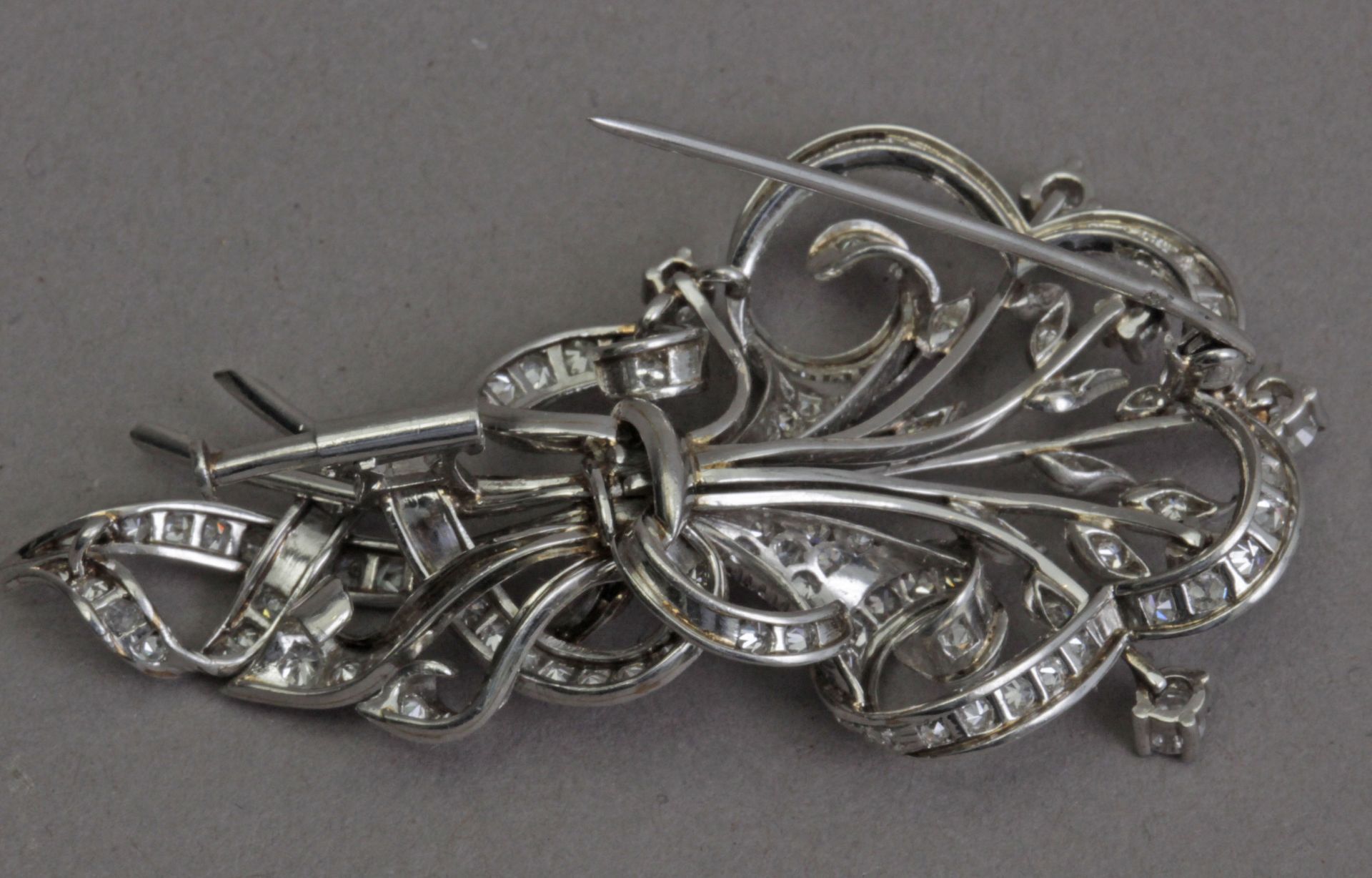 A second third of 20th century diamond brooch in a platinum setting - Bild 3 aus 3