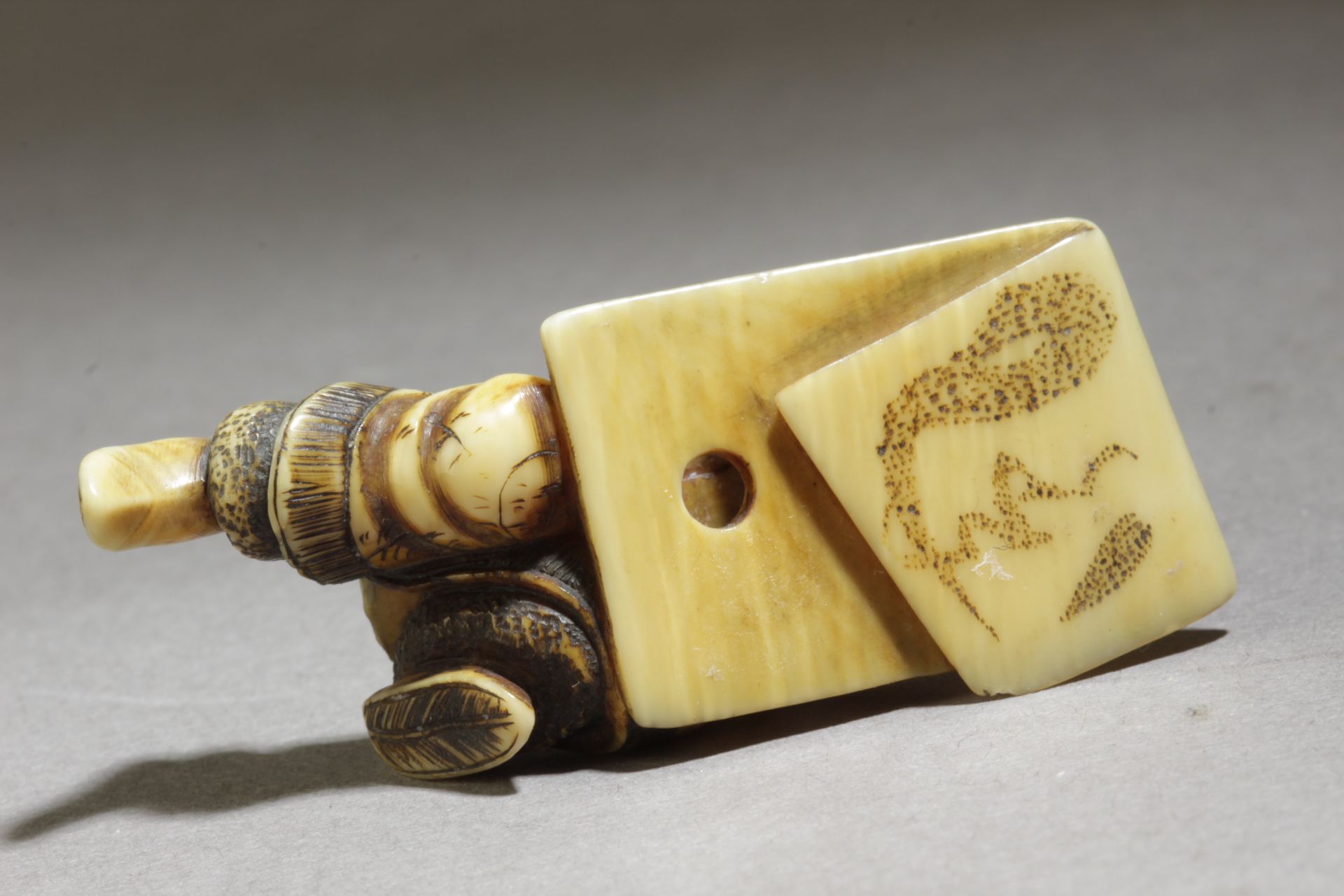 A 19th century Japanese netsuke - Image 5 of 5