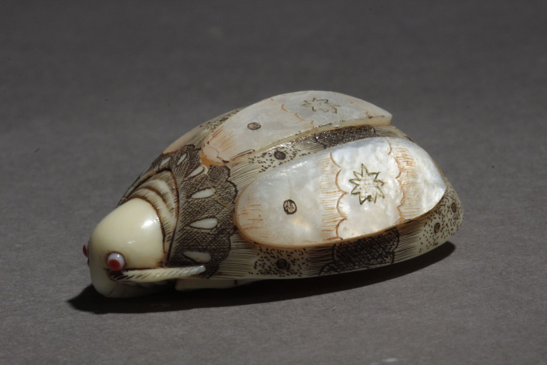 A Japanese netsuke from Showa-Heisei period. Signed