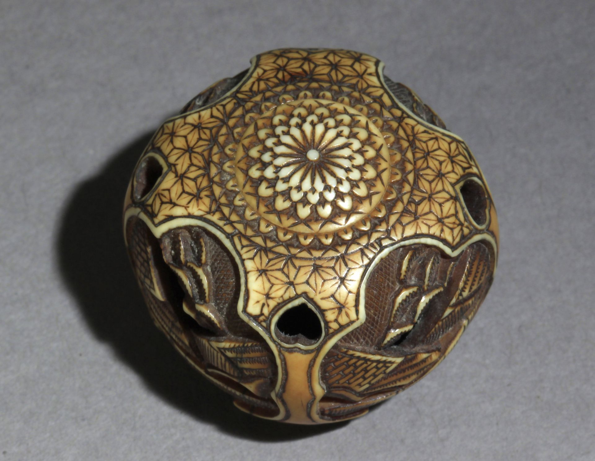 A 19th century Japanese manju-ryusa type netsuke - Image 5 of 7