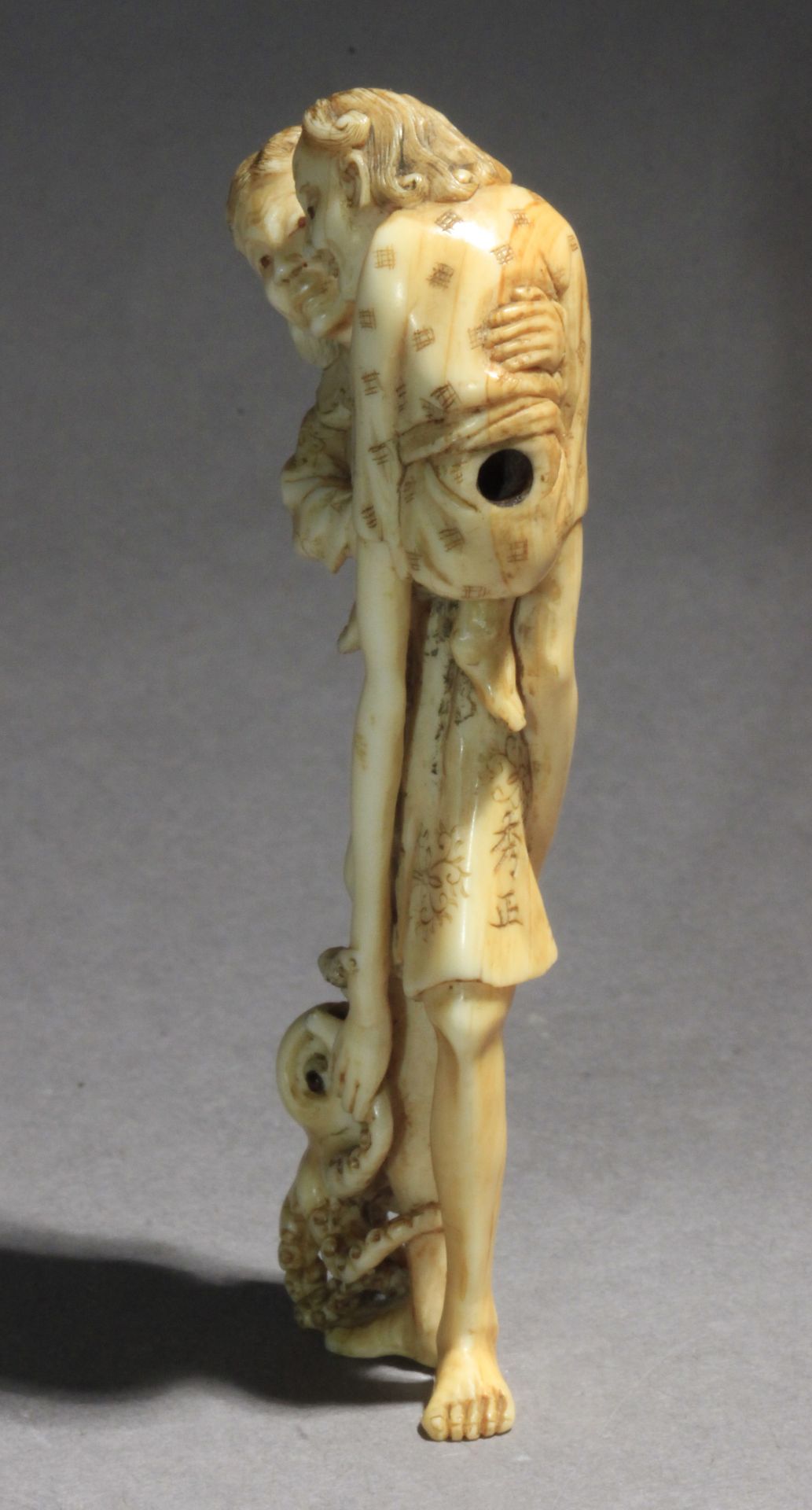 A Japanese netsuke from Edo period circa 1800. Signed Hidemasa - Image 5 of 8