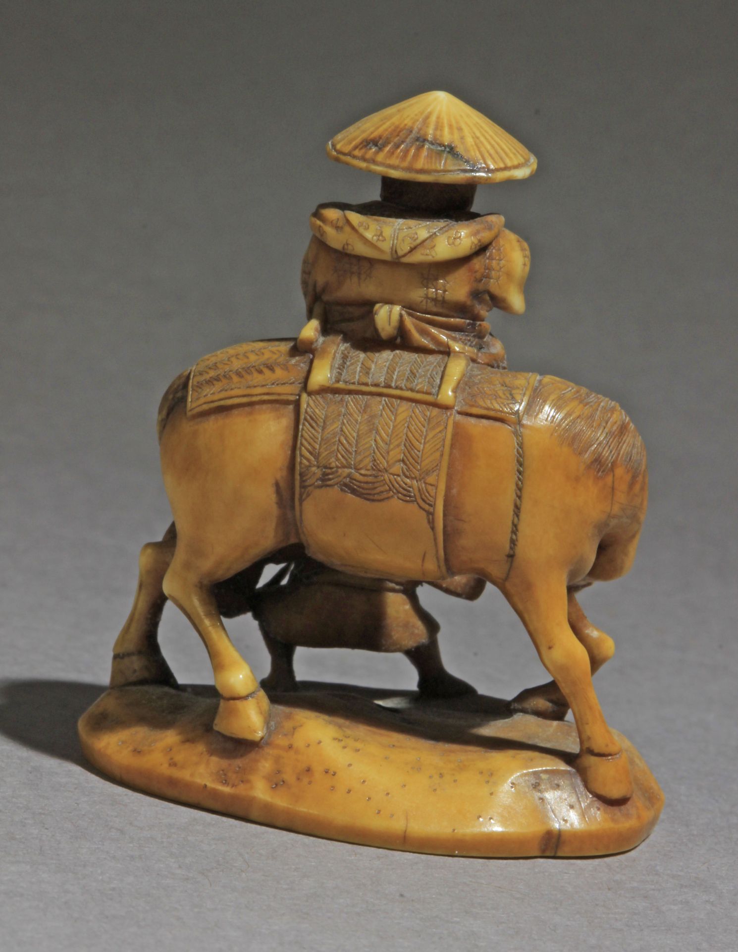 A late 19th century Japanese netsuke from Meiji period. Signed Gyokumin - Image 5 of 8