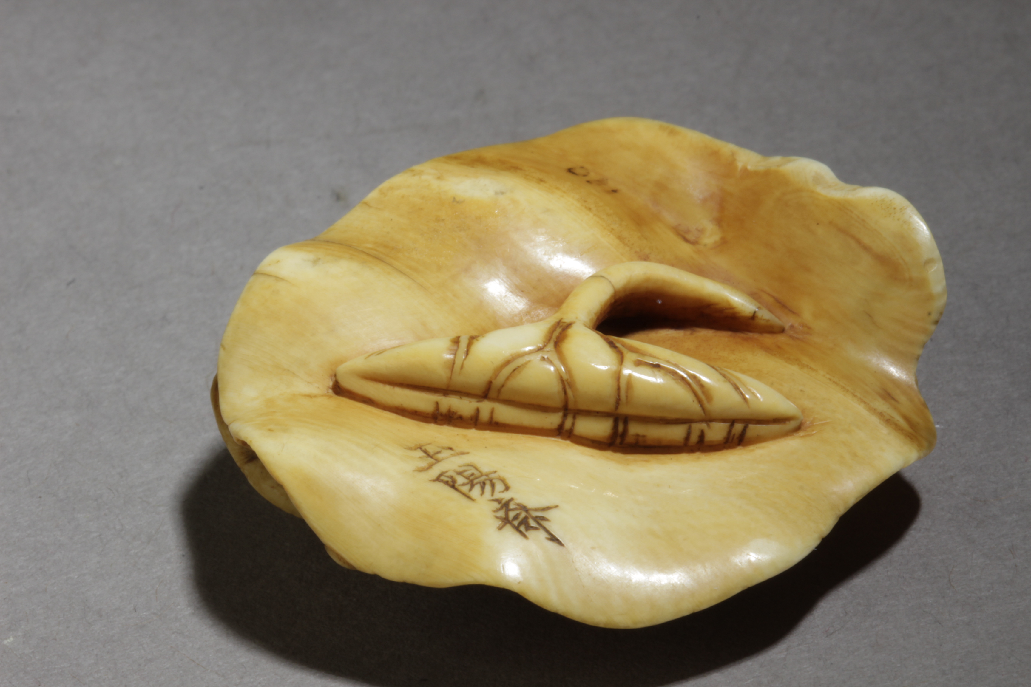 A 19th century Japanese netsuke from Meiji period - Image 6 of 7