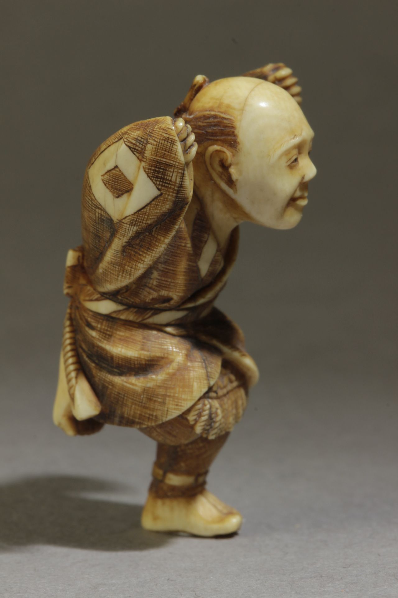 A late 19th century Japanese netsuke from Meiji period - Image 3 of 7