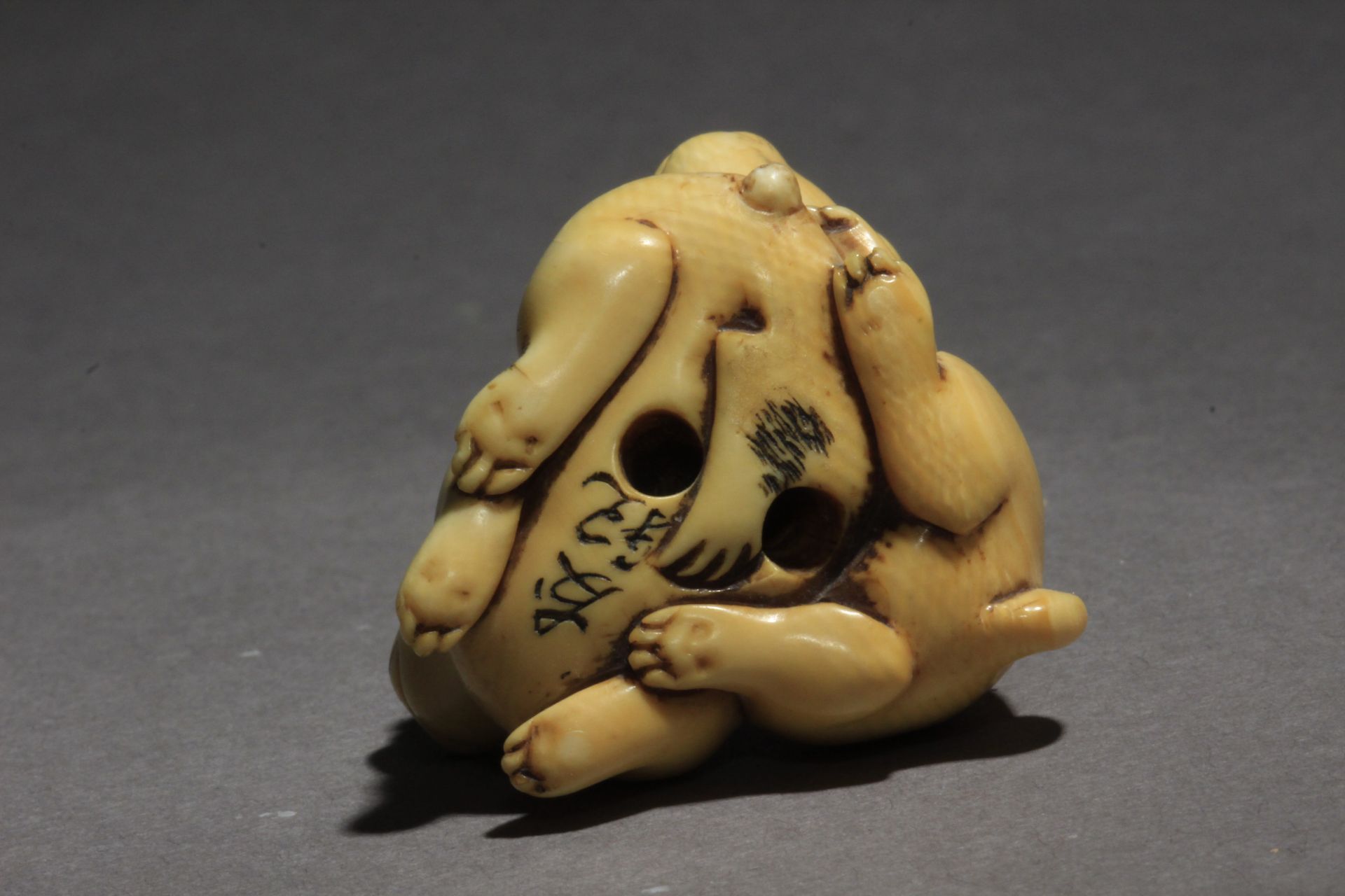 An early 19th century Japanese netsuke from Edo period. Signed Tomotaka? - Image 7 of 8