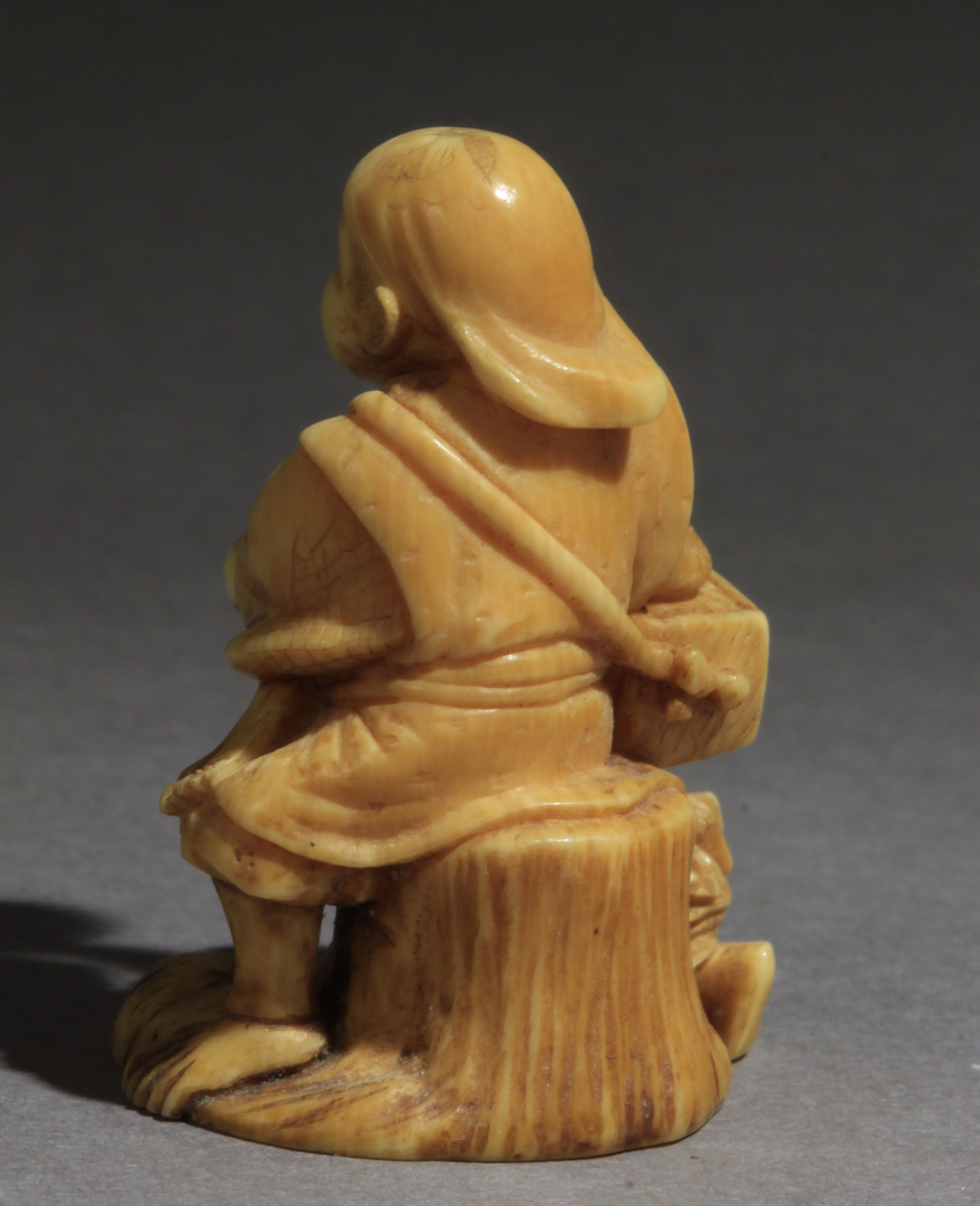 A late 19th century Japanese netsuke from Meiji period. Signed Kogyoko - Image 3 of 9