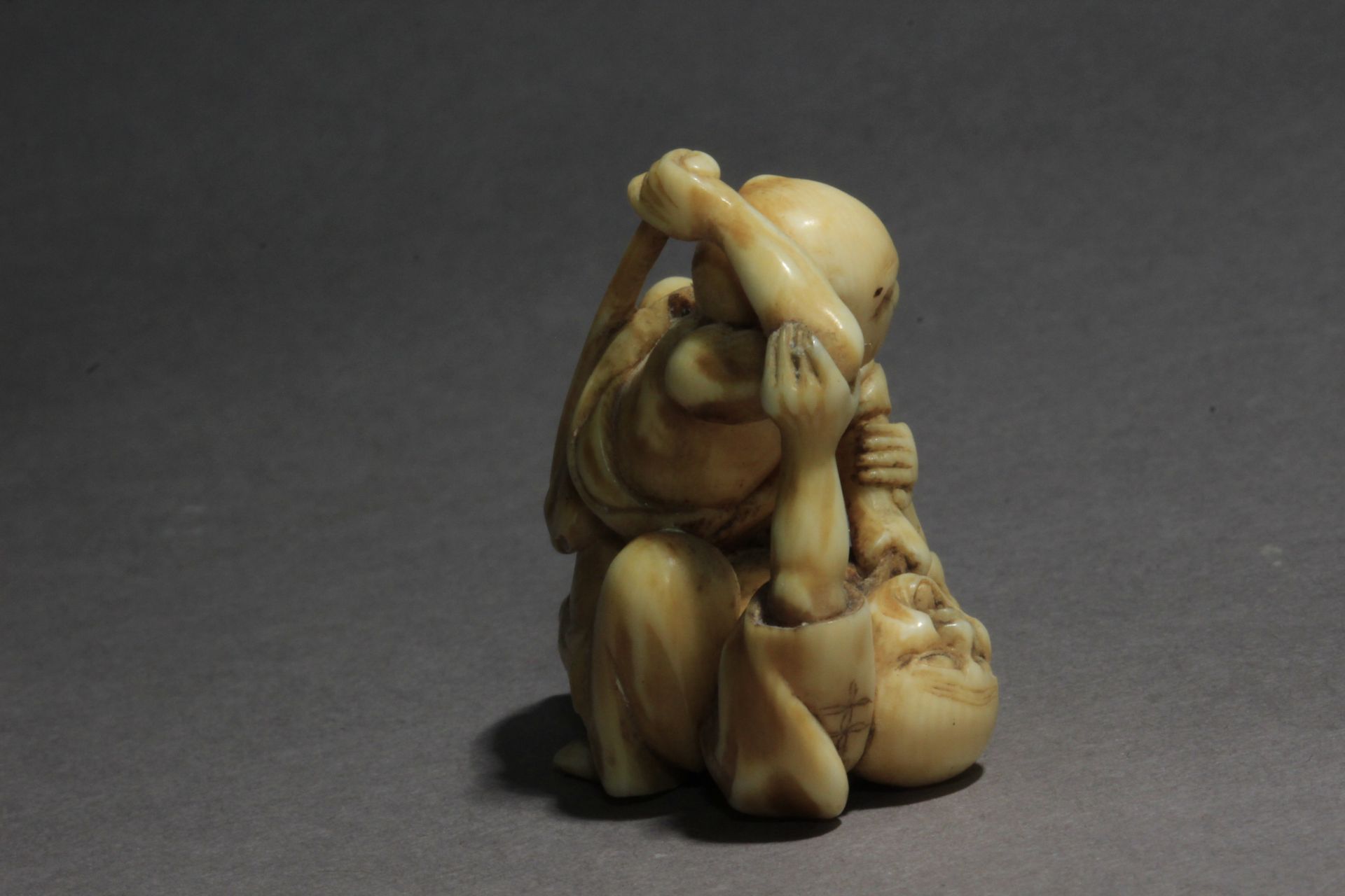 A mid 19th century Japanese netsuke from Edo period. Signed Harumin - Image 5 of 8