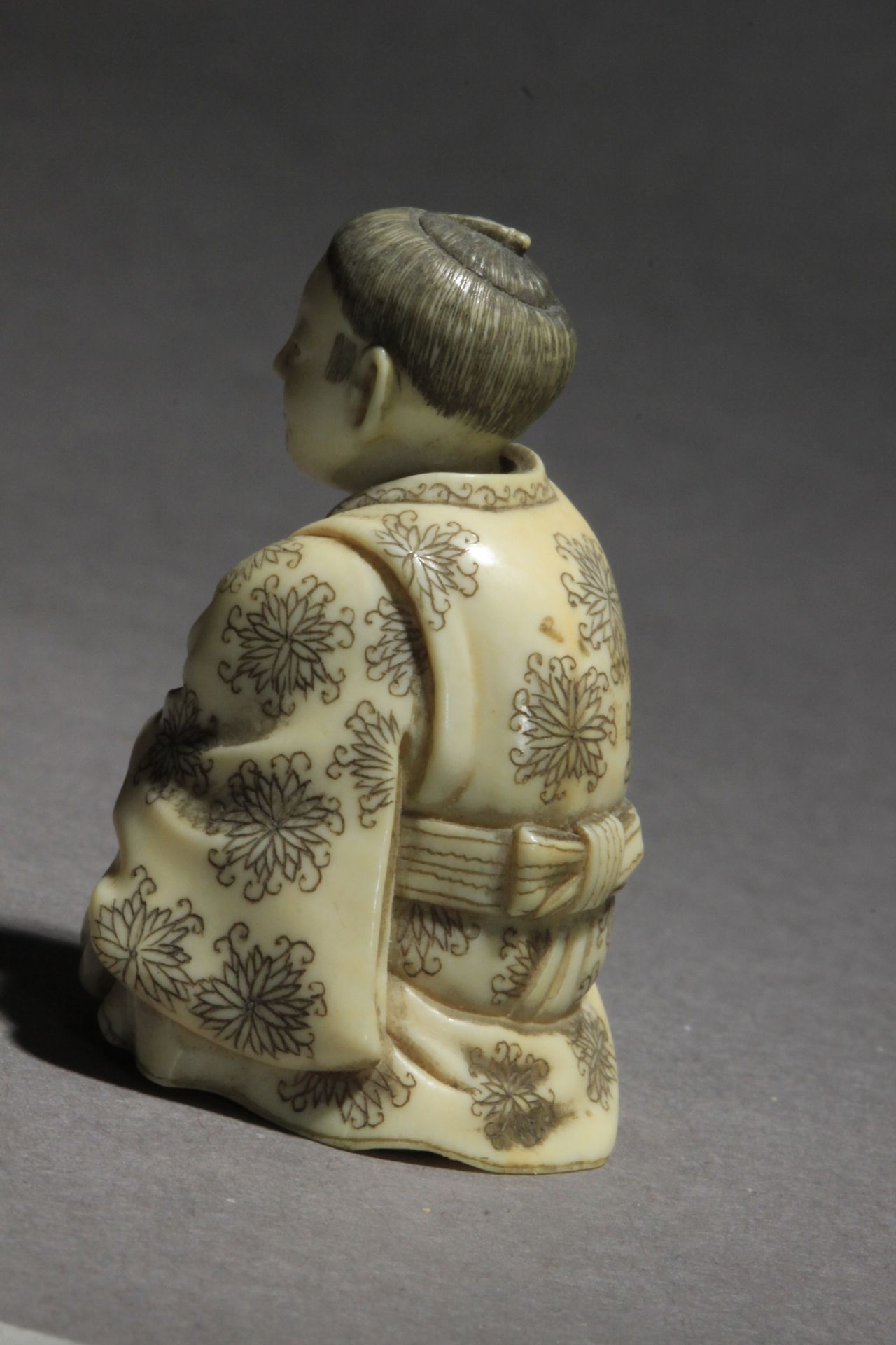 A mid 19th century Japanese netsuke from Meiji period. Signed Gyokomura - Image 3 of 9