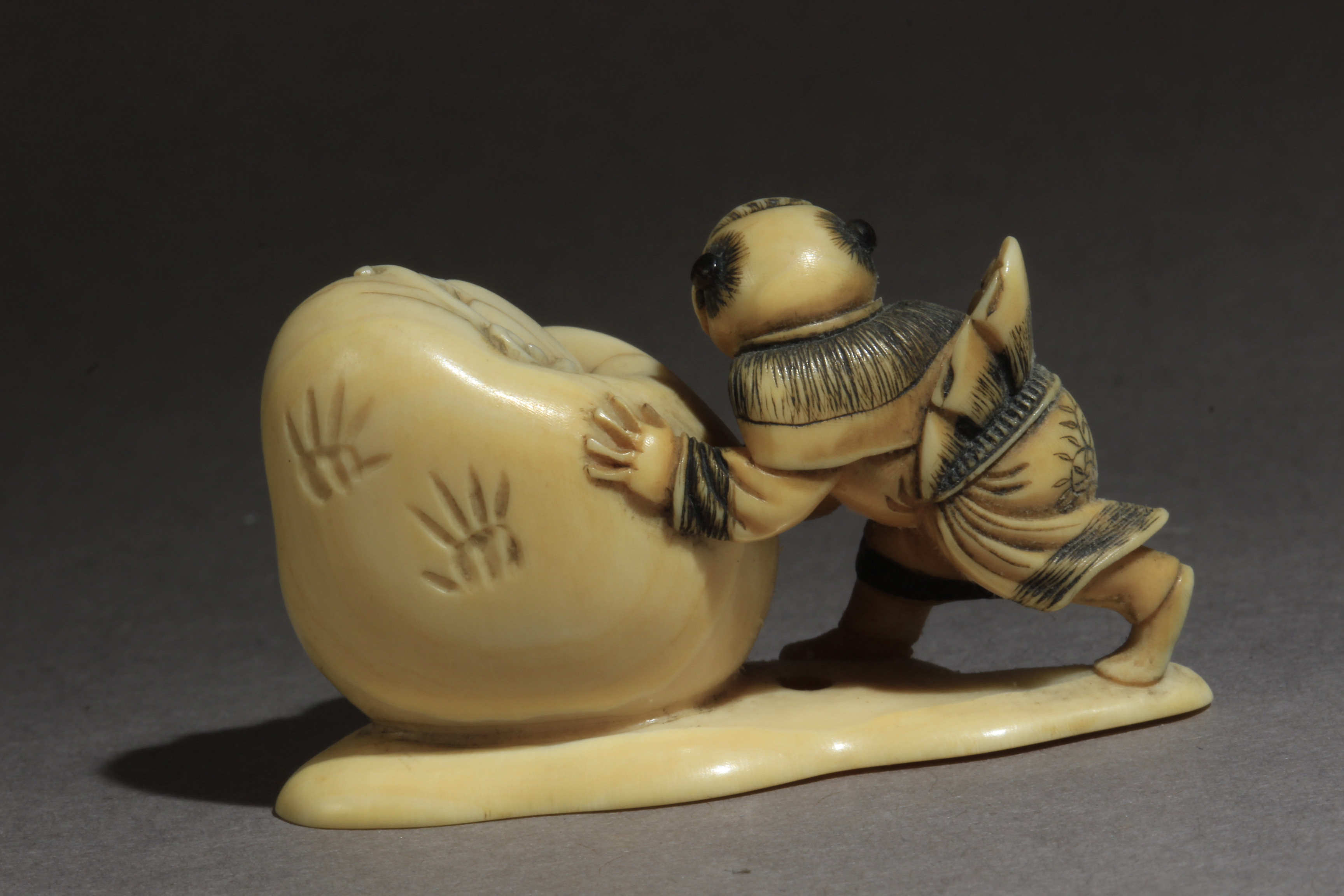 A mid 19th century Japanese netsuke. Signed Masahiro - Image 4 of 8