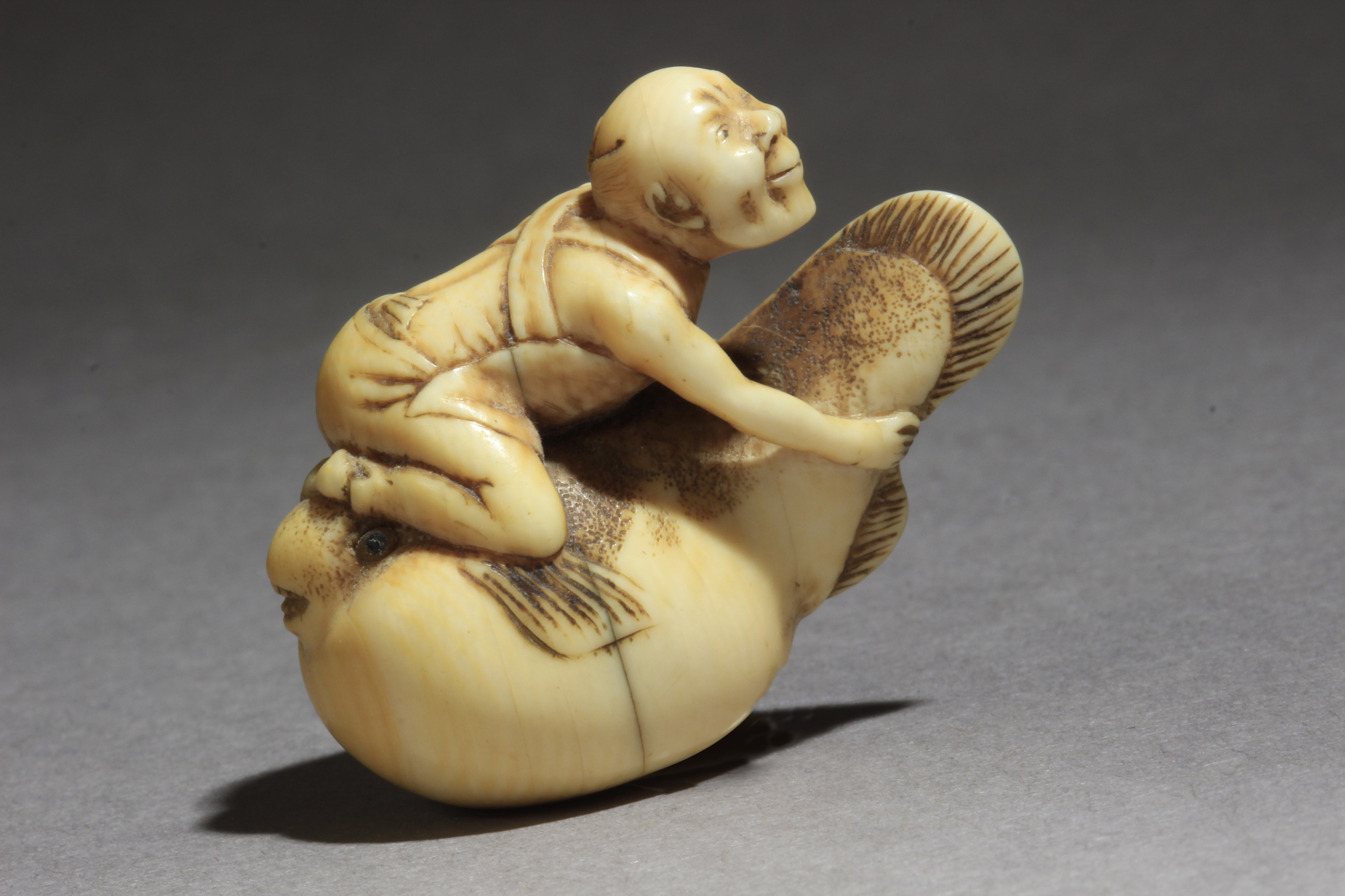 A mid 19th century Japanese netsuke from Edo period - Image 6 of 7