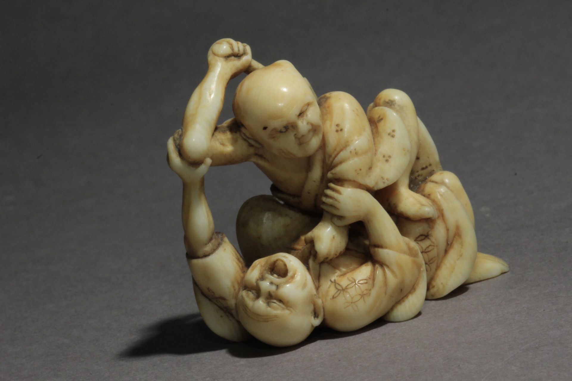 A mid 19th century Japanese netsuke from Edo period. Signed Harumin - Image 6 of 8