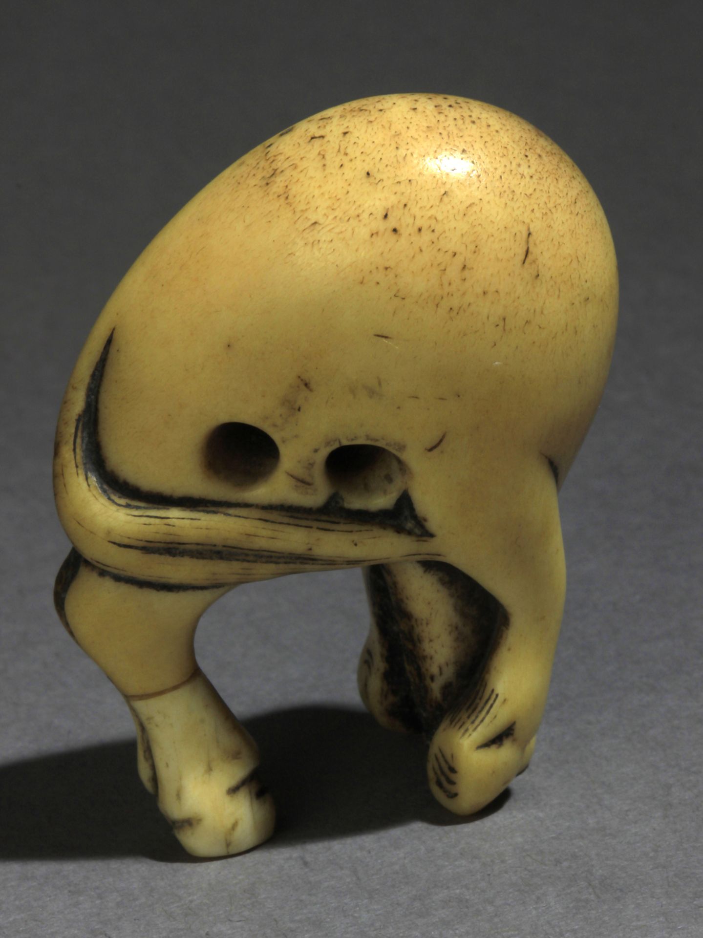 An early 19th century Japanese netsuke from Edo period - Image 4 of 8