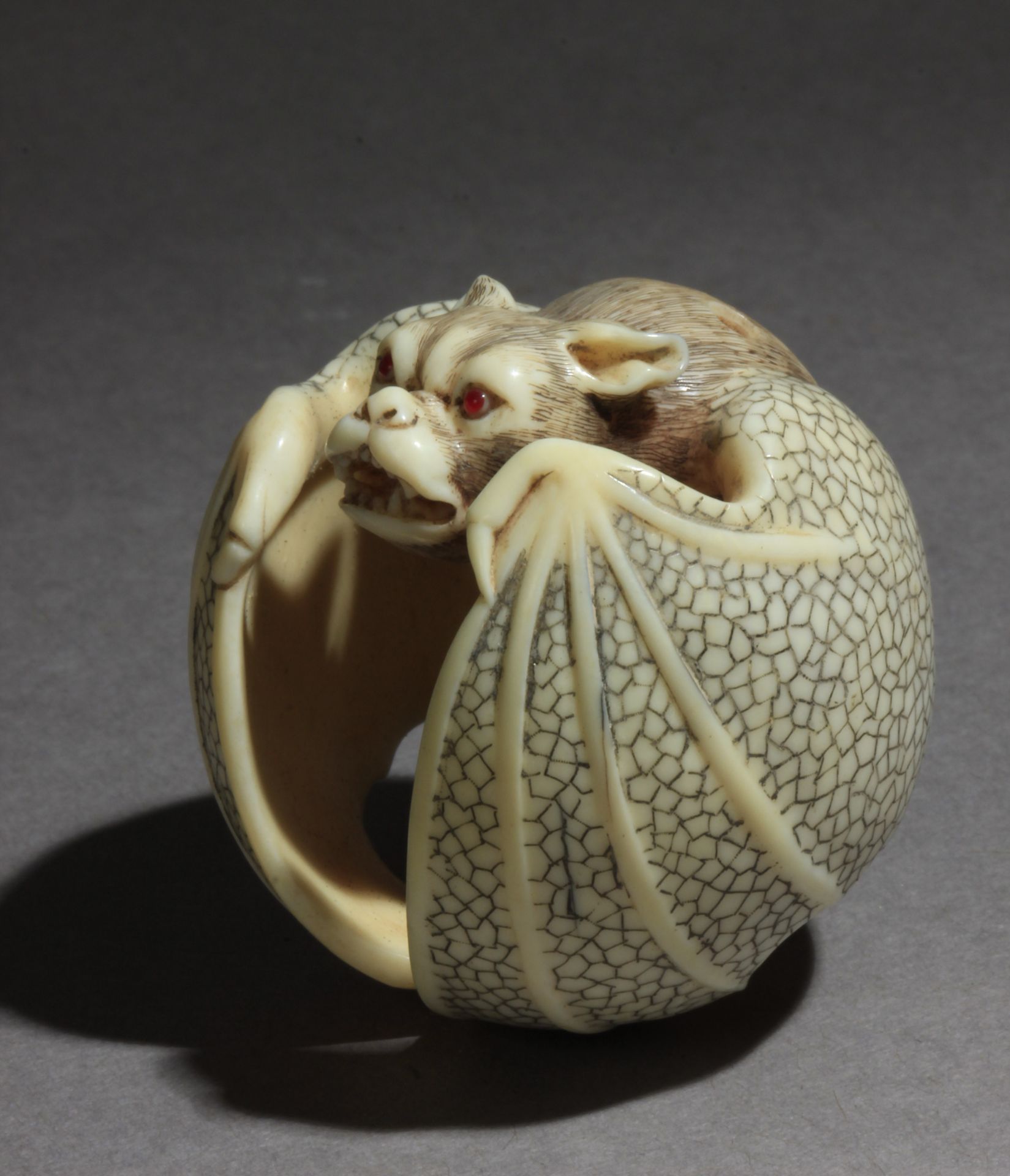 A Japanese netsuke from Showa-Heisei period - Image 3 of 12