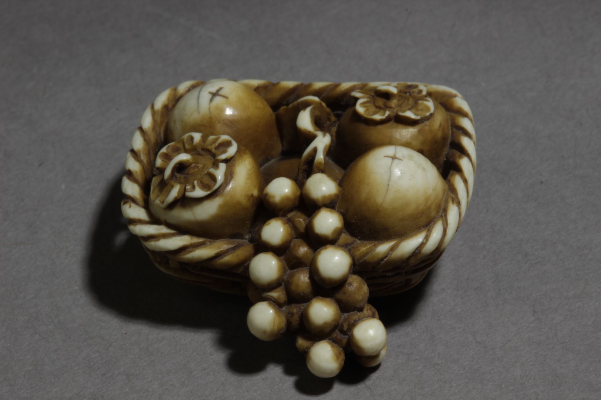 A 19th century Japanese netsuke - Bild 2 aus 5