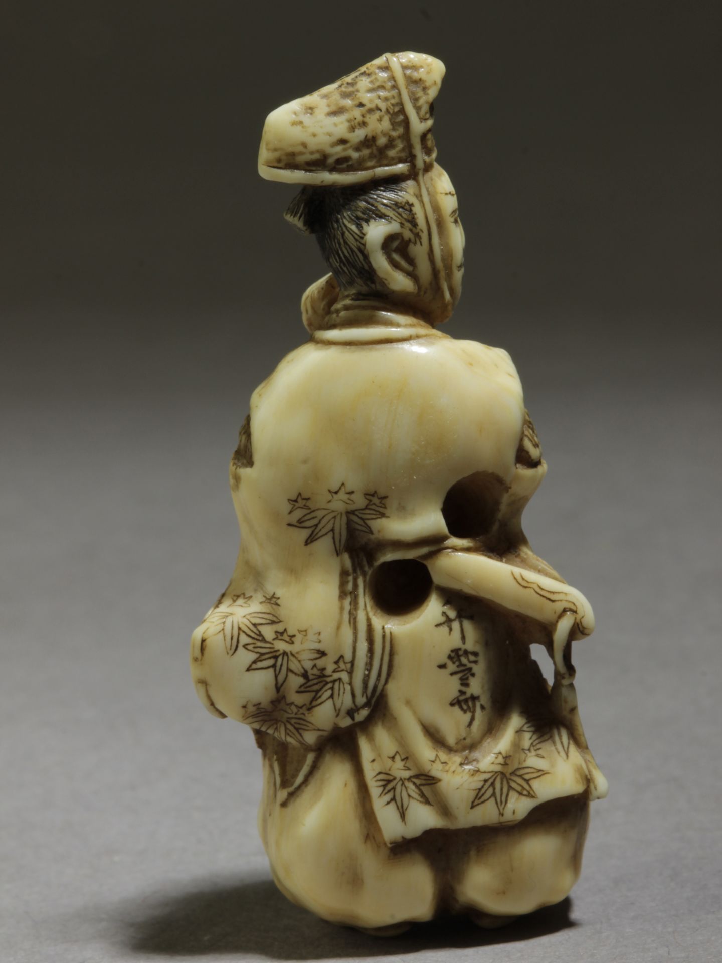 A 19th century Japanese netsuke from Edo period. Signed Shosai - Bild 3 aus 4