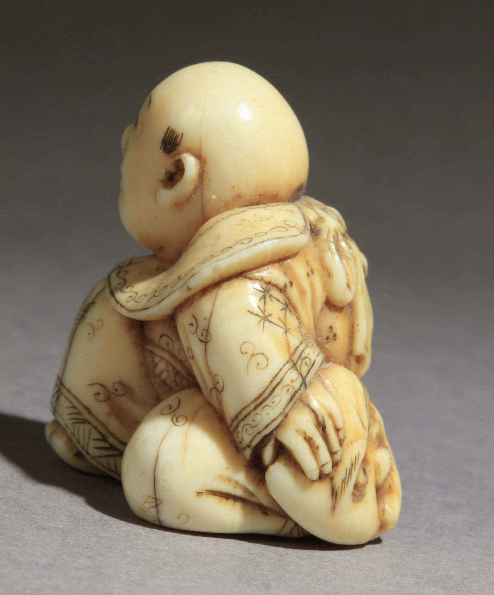 A mid 19th century Japanese netsuke from Edo period. Signed Hogyoko - Image 6 of 8