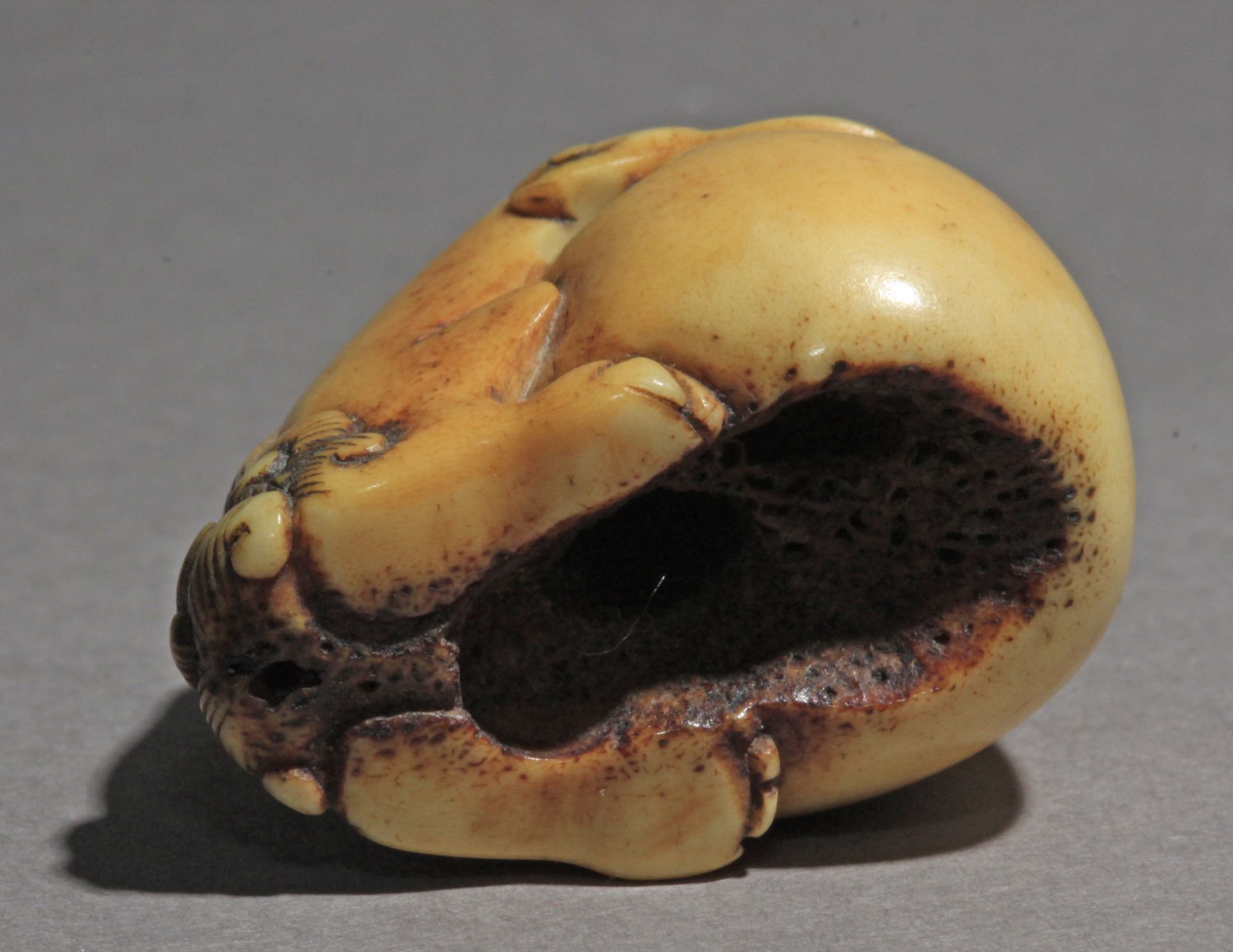 An 18th century Japanese netsuke from Edo period - Image 7 of 7