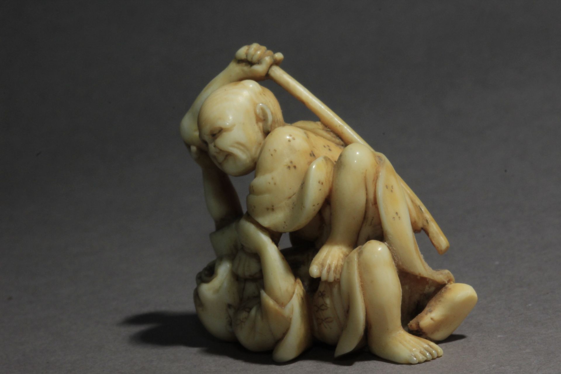 A mid 19th century Japanese netsuke from Edo period. Signed Harumin - Image 2 of 8