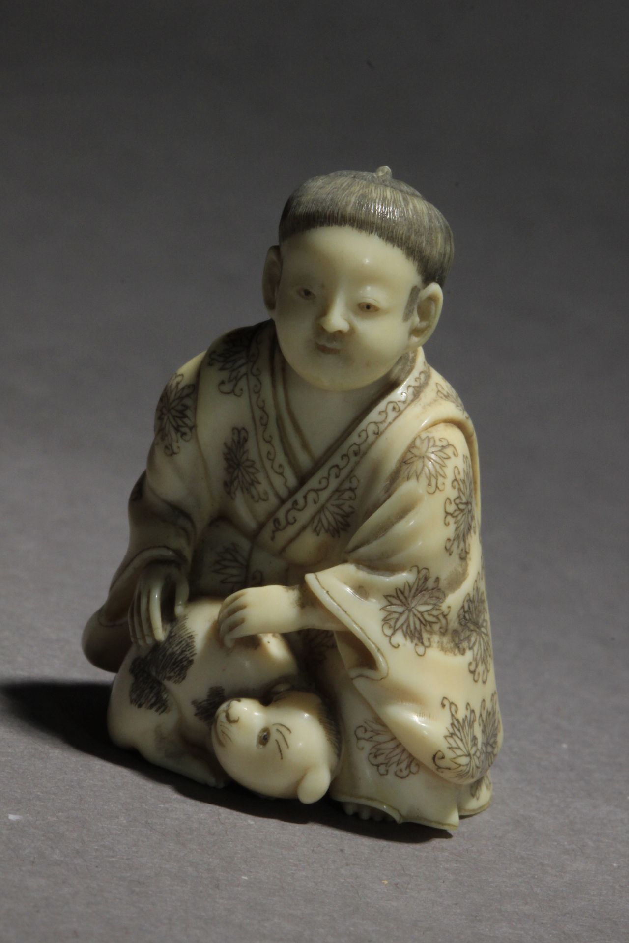 A mid 19th century Japanese netsuke from Meiji period. Signed Gyokomura - Image 7 of 9