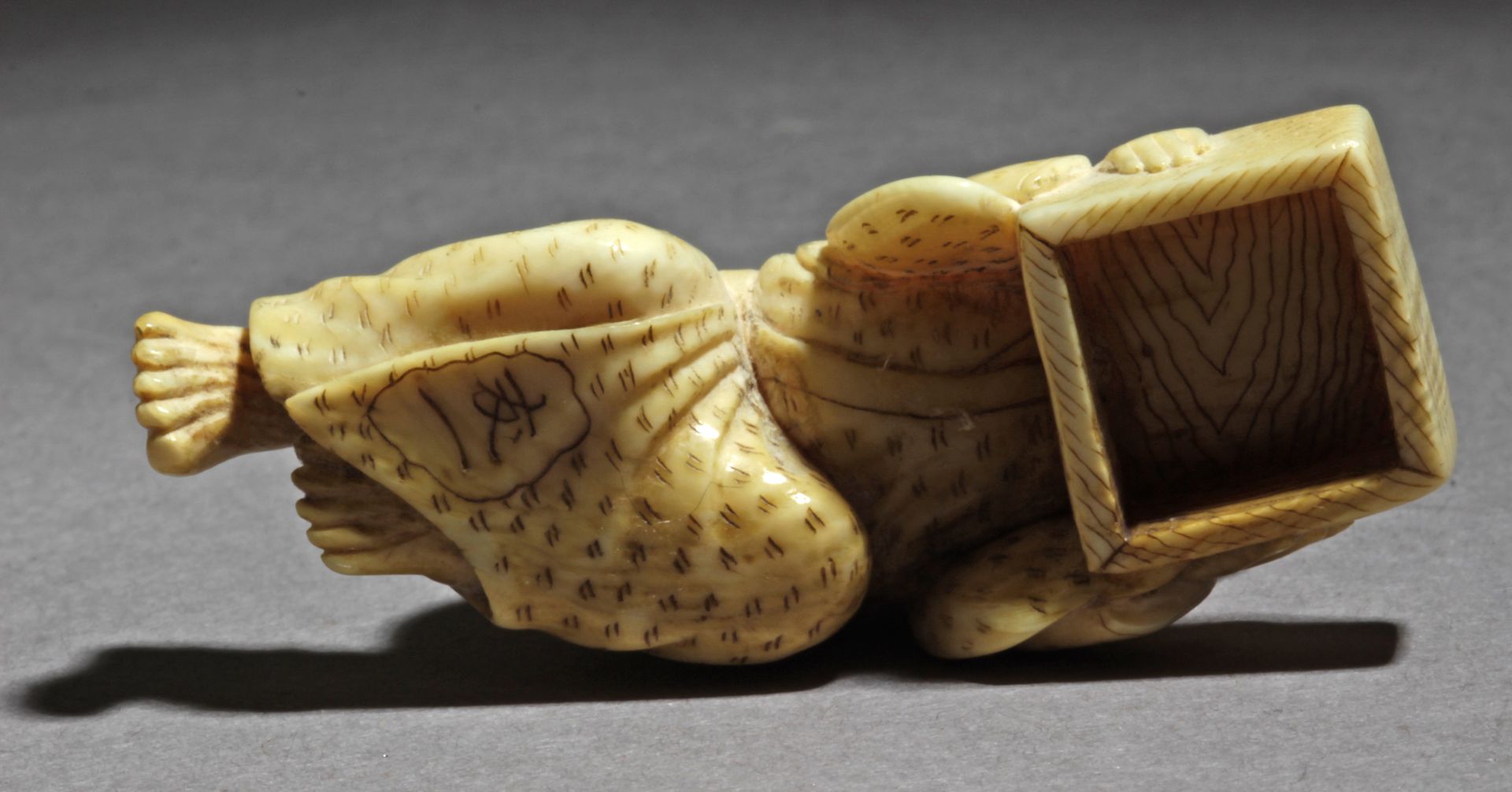 A mid 19th century Japanese netsuke from Meiji period. Signed Tomokazu - Bild 6 aus 7