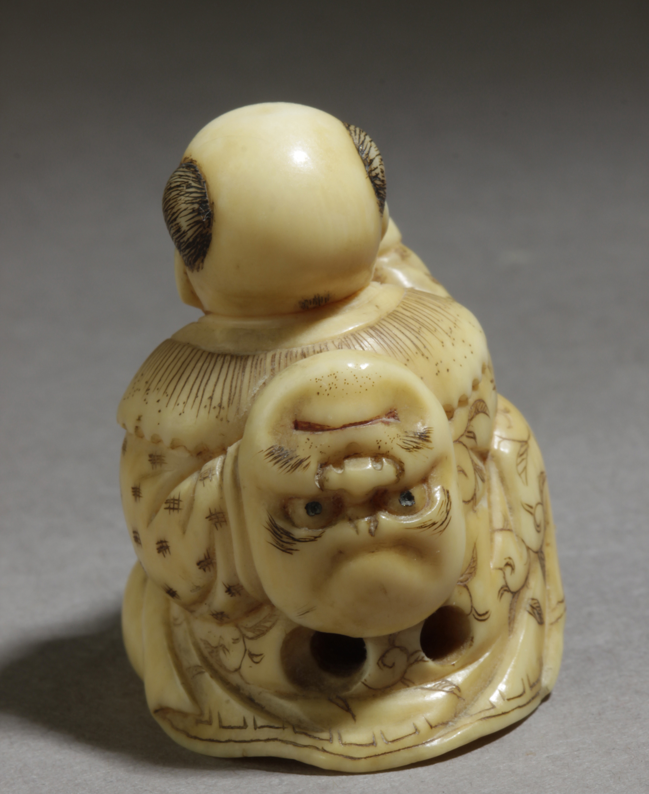 A mid 19th century Japanese netsuke from Edo period. Signed Okura - Image 3 of 7