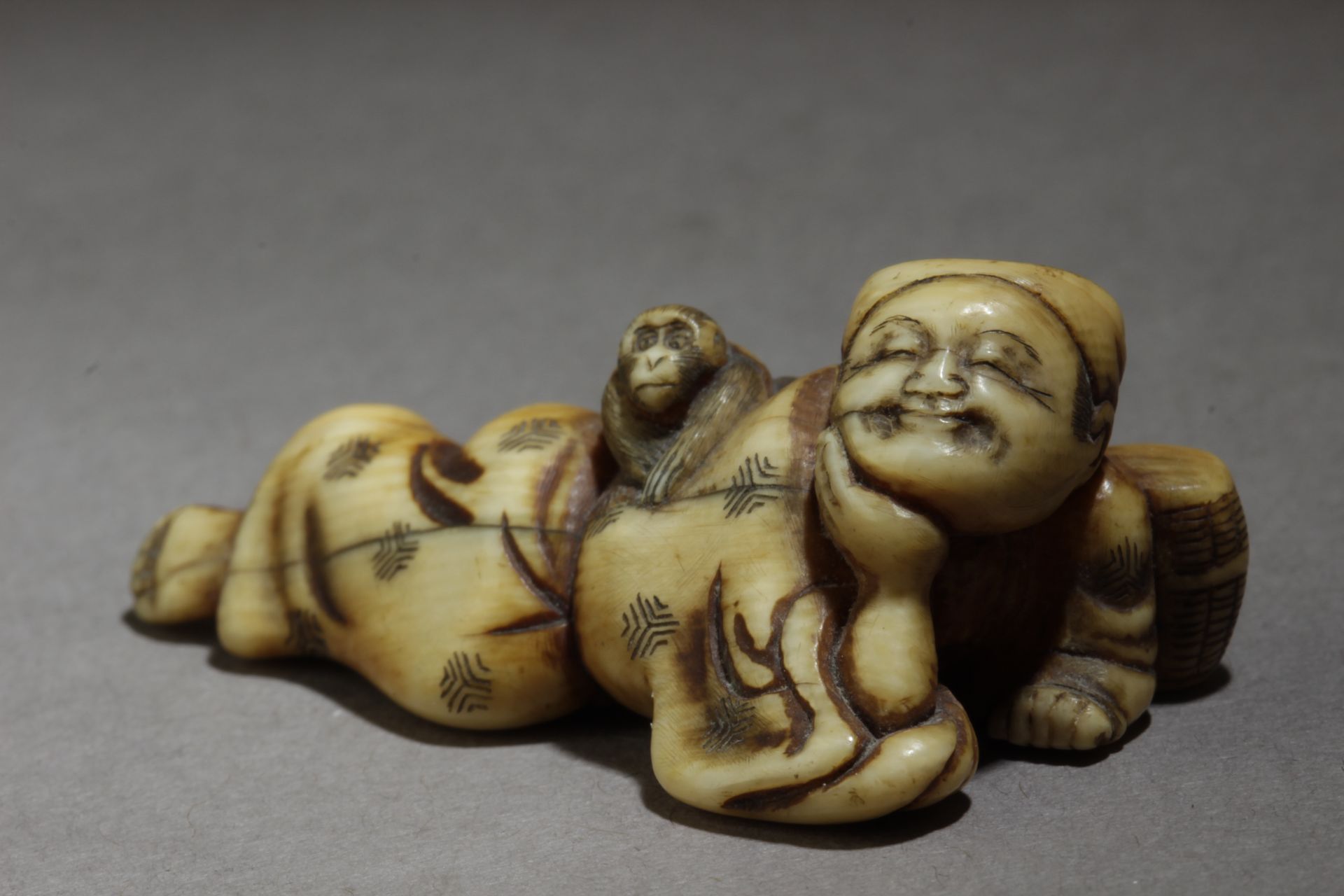 A Japanese netsuke from Edo period circa 1800 - Bild 5 aus 6