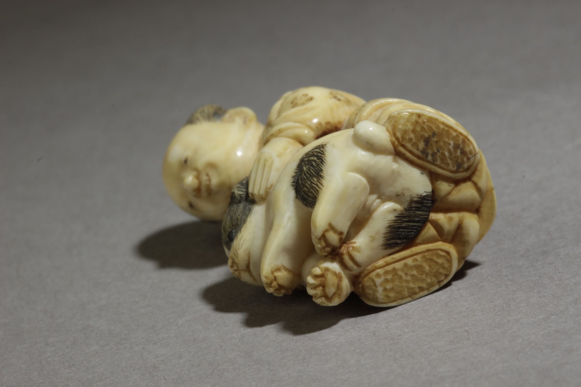 A mid 19th century Japanese netsuke. Signed Tomochika - Bild 6 aus 6