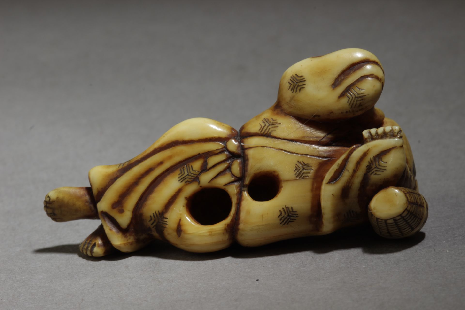 A Japanese netsuke from Edo period circa 1800 - Bild 6 aus 6