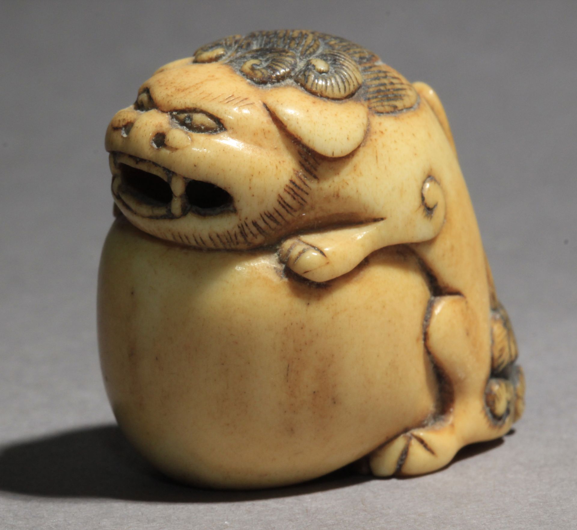 An 18th century Japanese netsuke from Edo period - Image 2 of 7