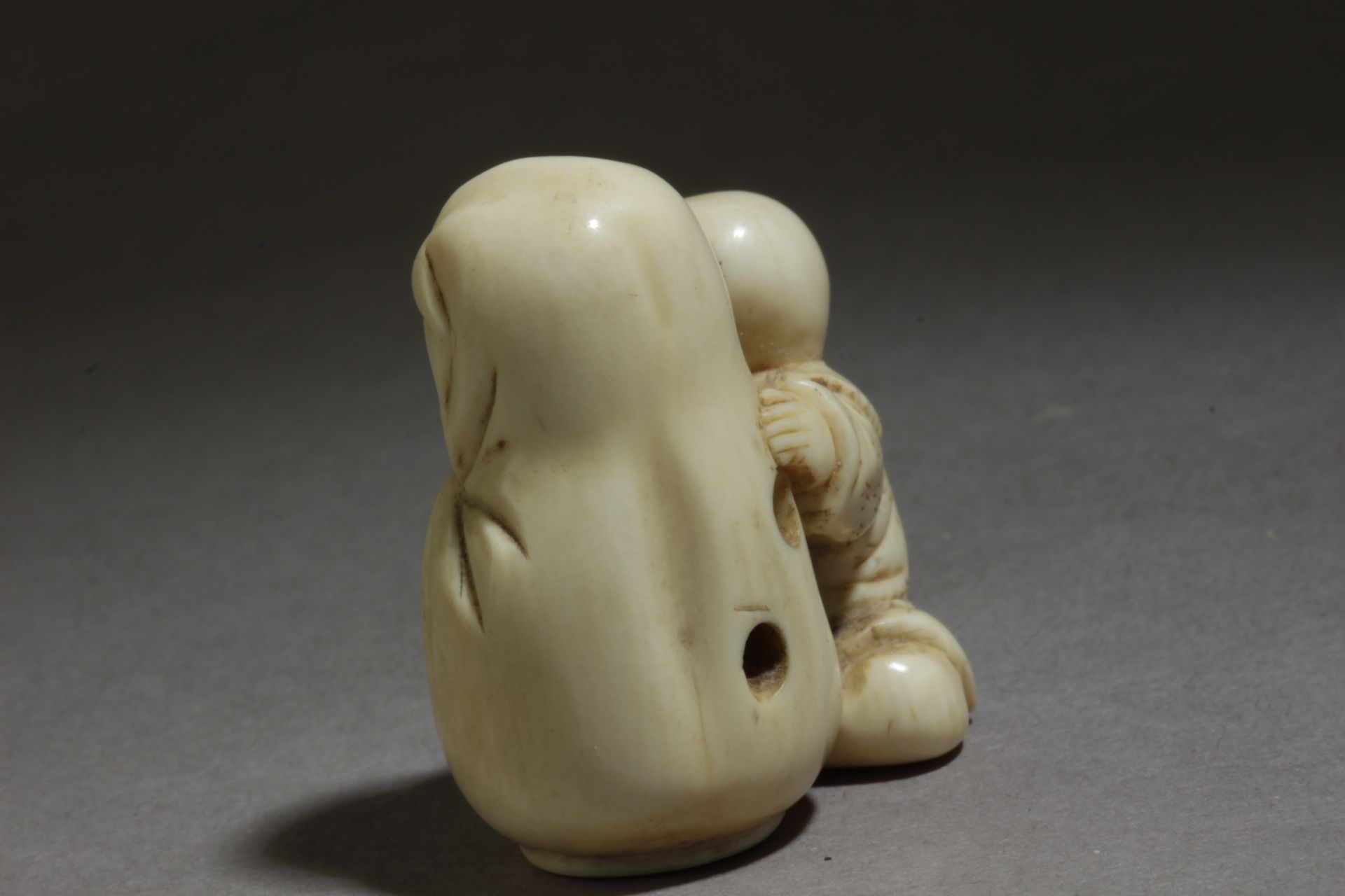 A late 19th century Japanese netsuke from Meiji period - Image 3 of 6