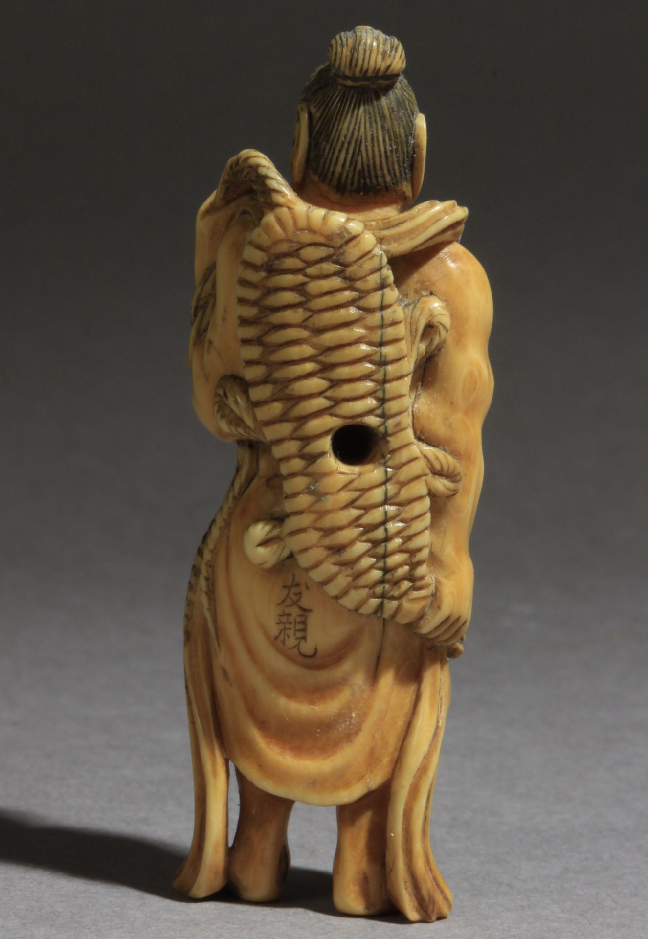 A mid 19th century Japanese netsuke from Edo period. Signed Tomochika - Bild 5 aus 9