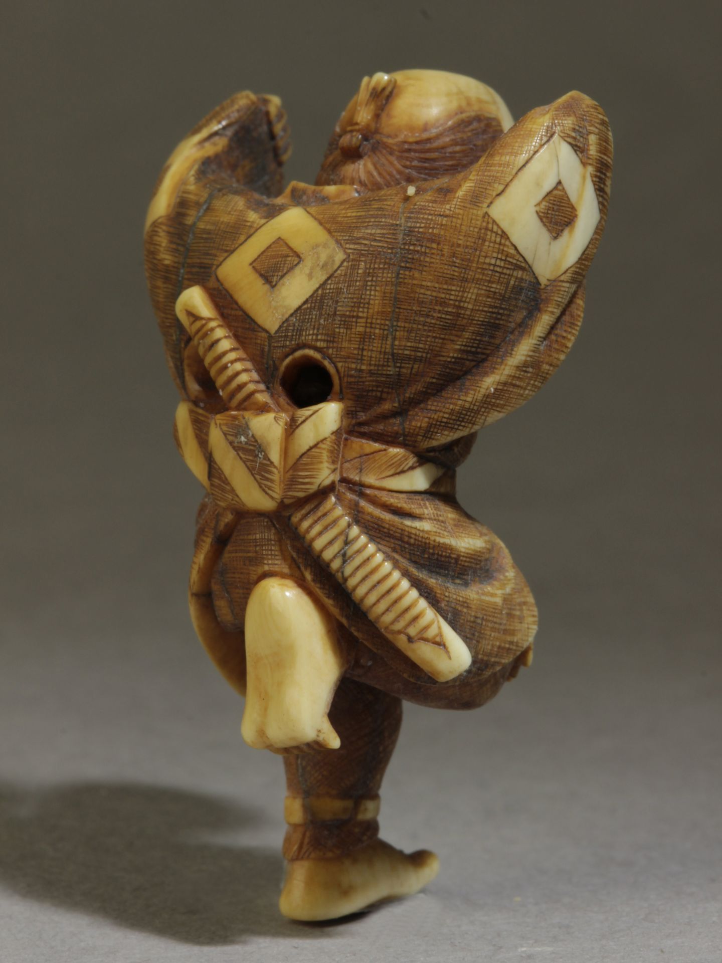 A late 19th century Japanese netsuke from Meiji period - Image 4 of 7