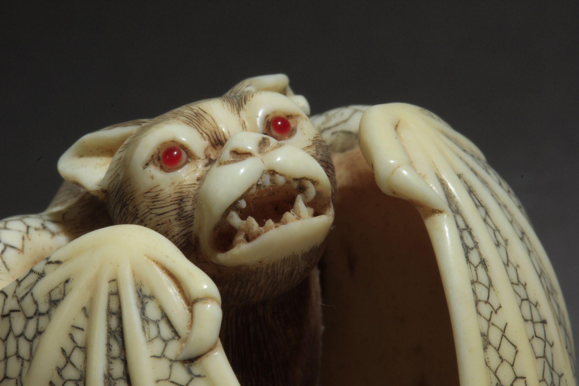 A Japanese netsuke from Showa-Heisei period - Image 7 of 12