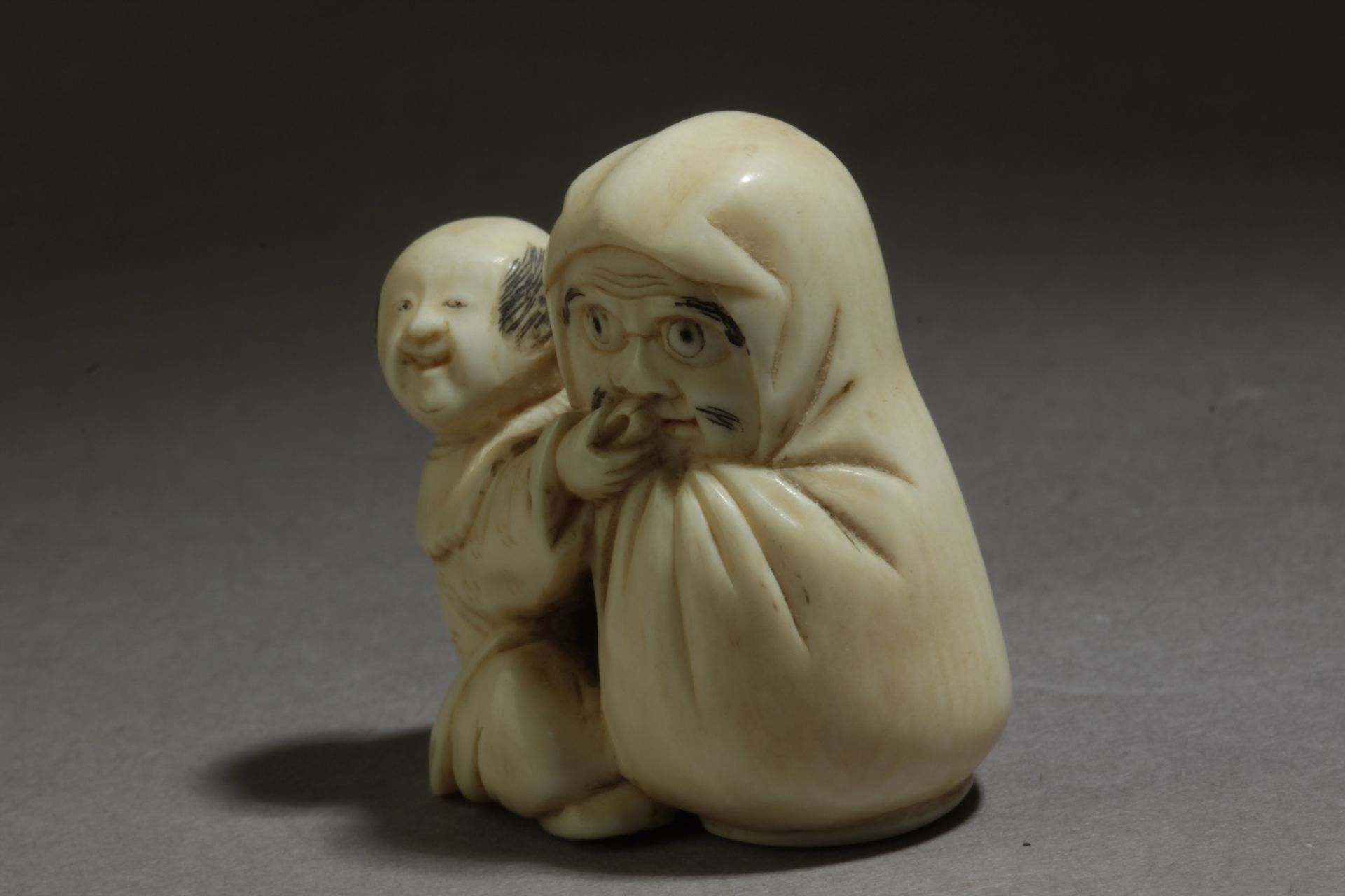 A late 19th century Japanese netsuke from Meiji period - Bild 2 aus 6