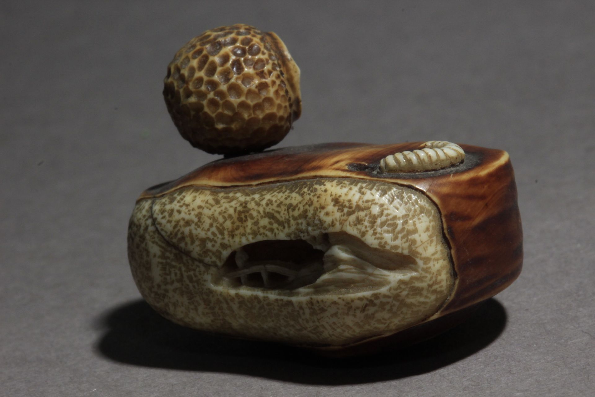 A 19th century Japanese netsuke - Image 4 of 7