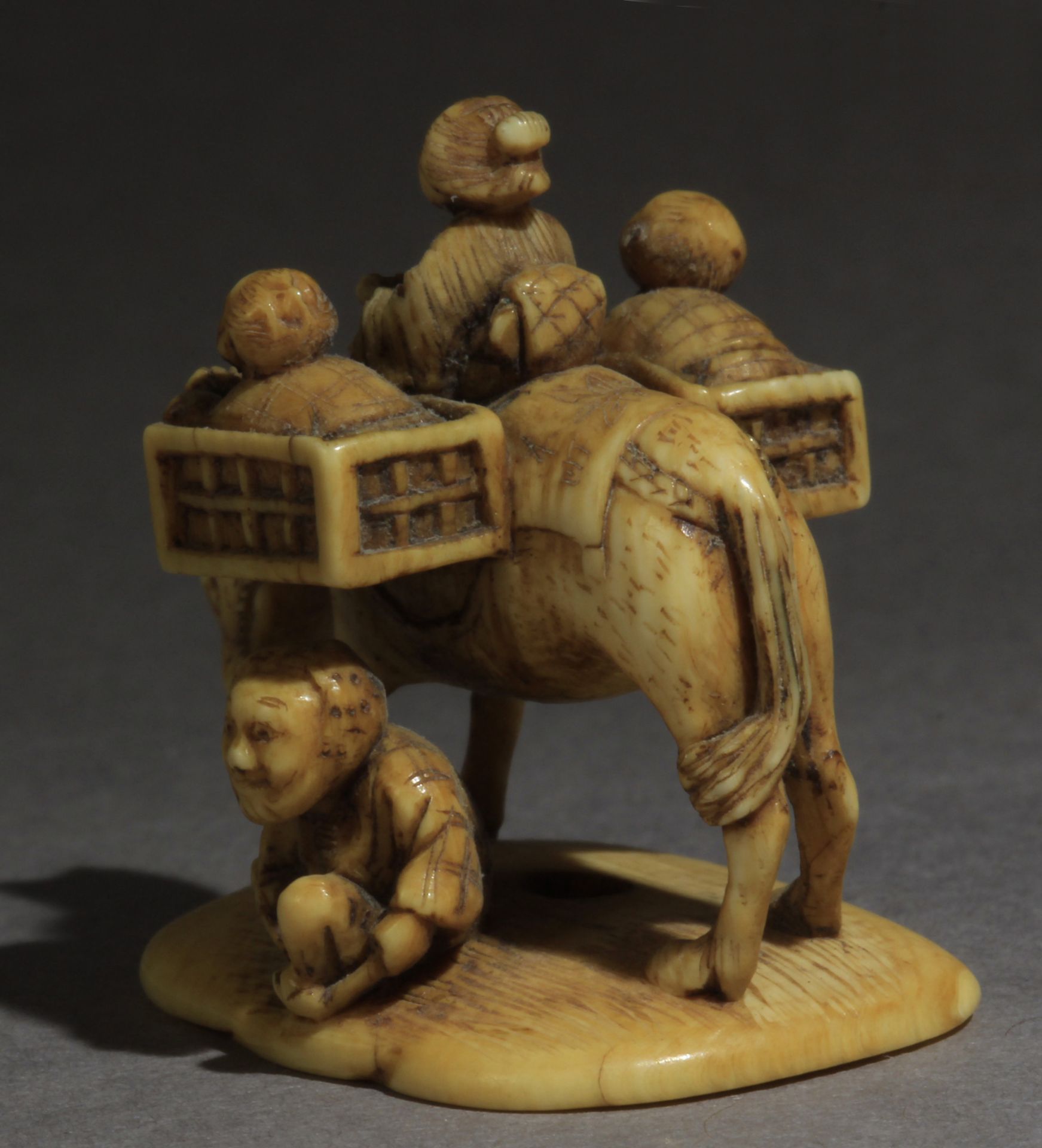 A 19th century Japanese netsuke-okimono from Edo period. Signed Gyokumin - Image 5 of 8