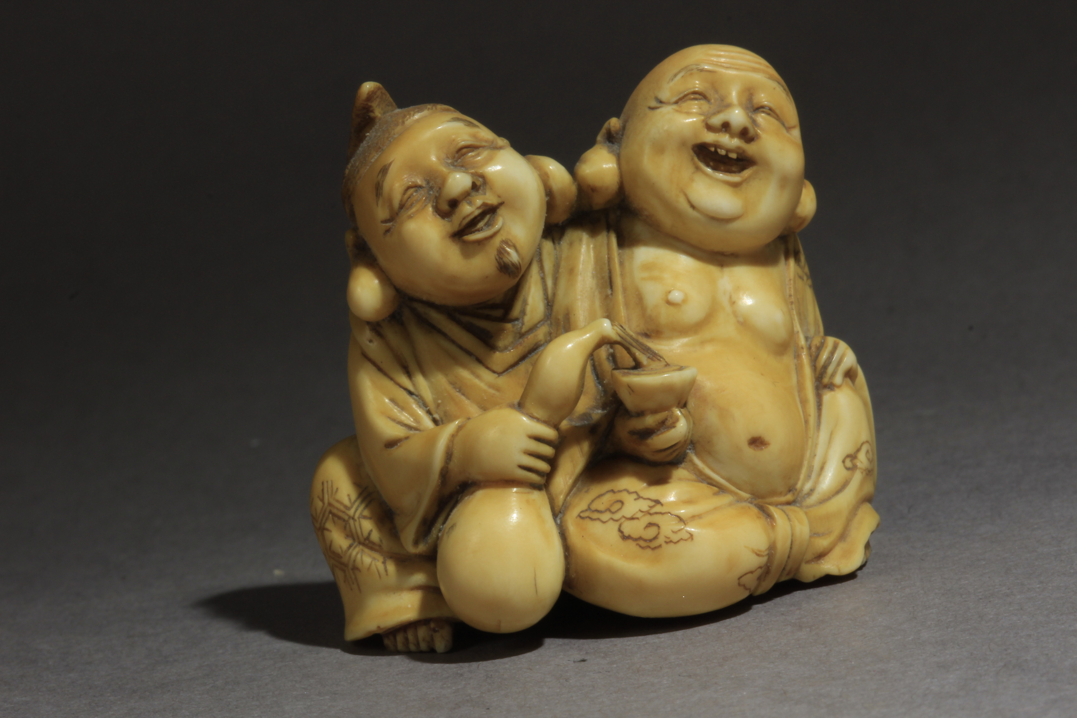 A late 19th century Japanese netsuke from Meiji period. Signed Toshimitsu - Image 7 of 9