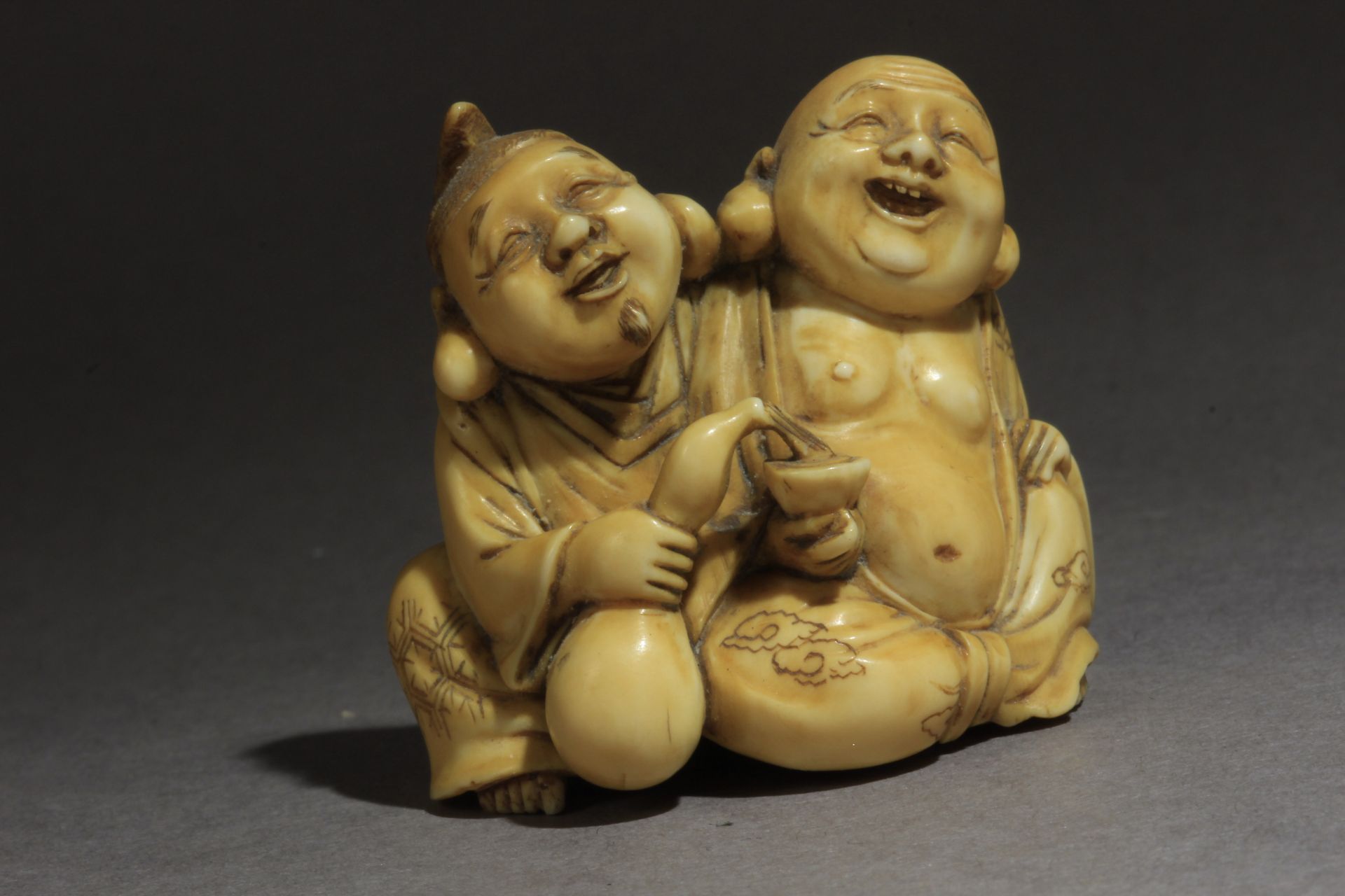 A late 19th century Japanese netsuke from Meiji period. Signed Toshimitsu - Bild 7 aus 9