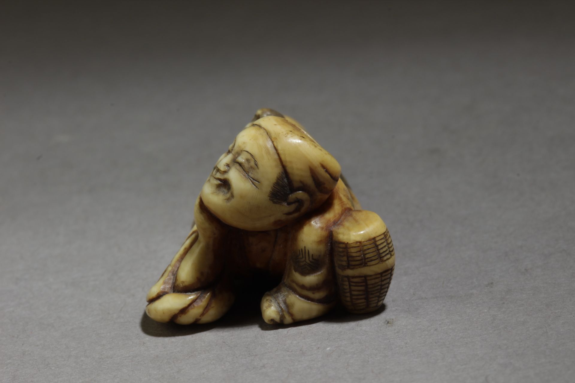 A Japanese netsuke from Edo period circa 1800 - Bild 2 aus 6