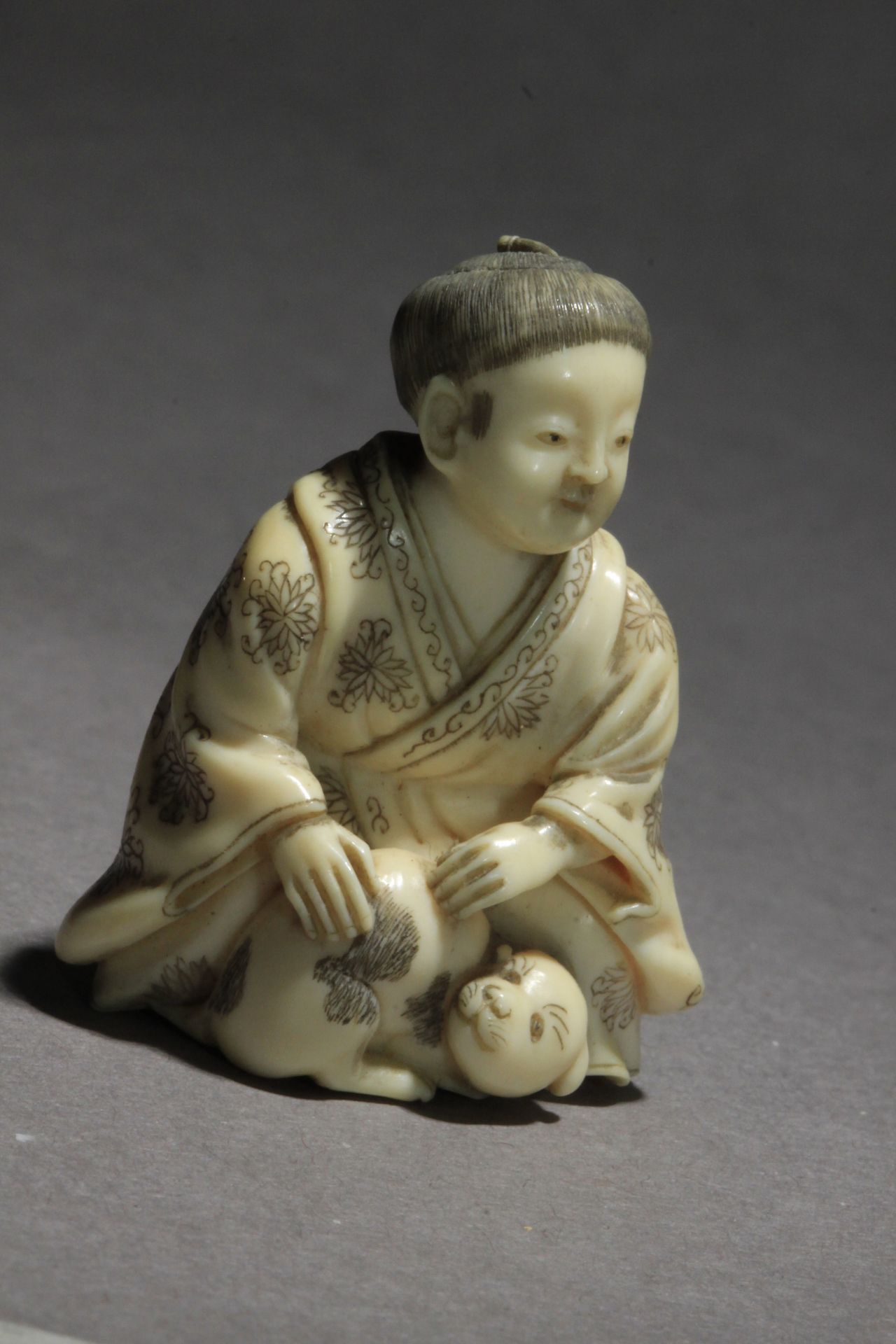 A mid 19th century Japanese netsuke from Meiji period. Signed Gyokomura - Image 6 of 9