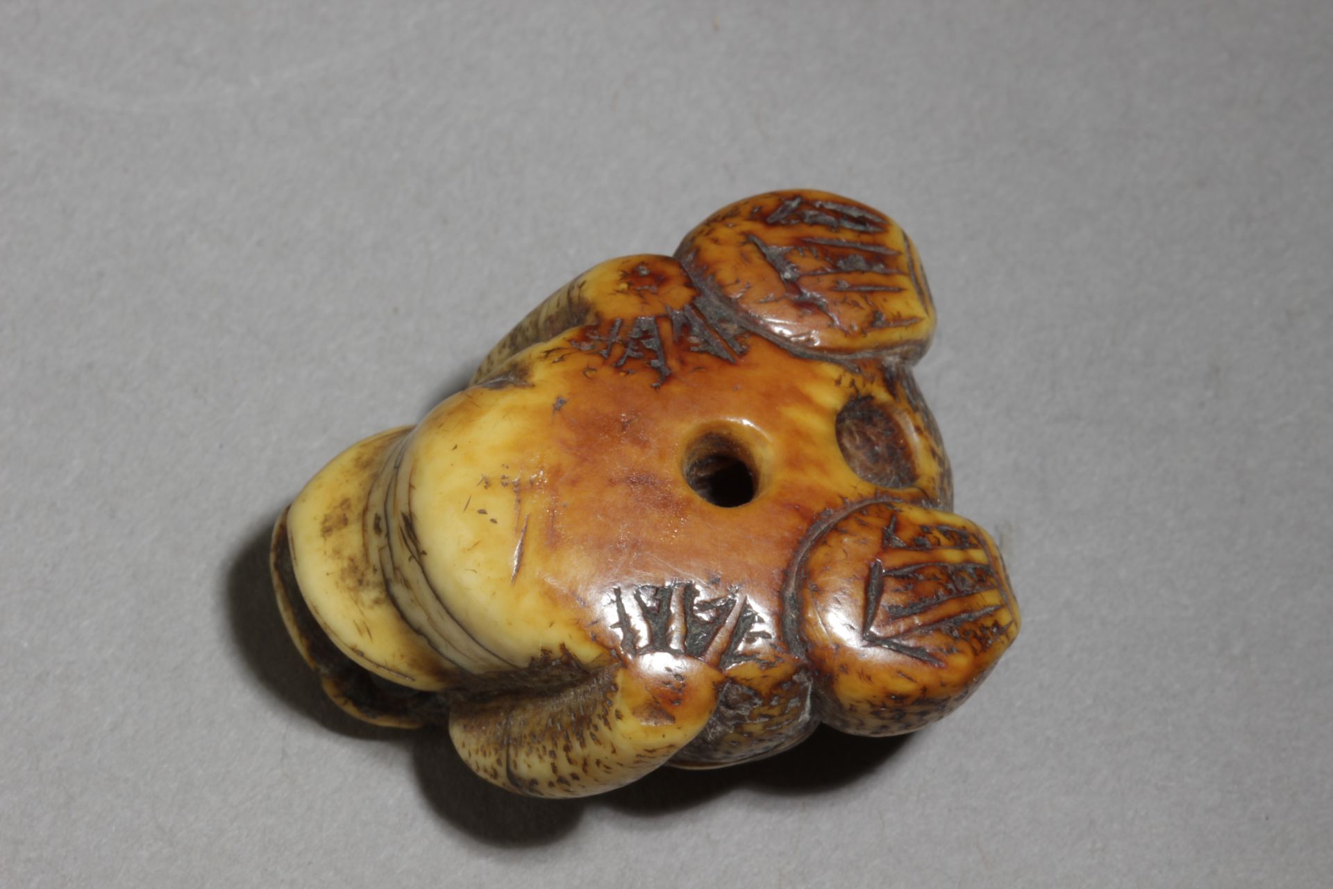 A 19th century Japanese netsuke - Image 5 of 5