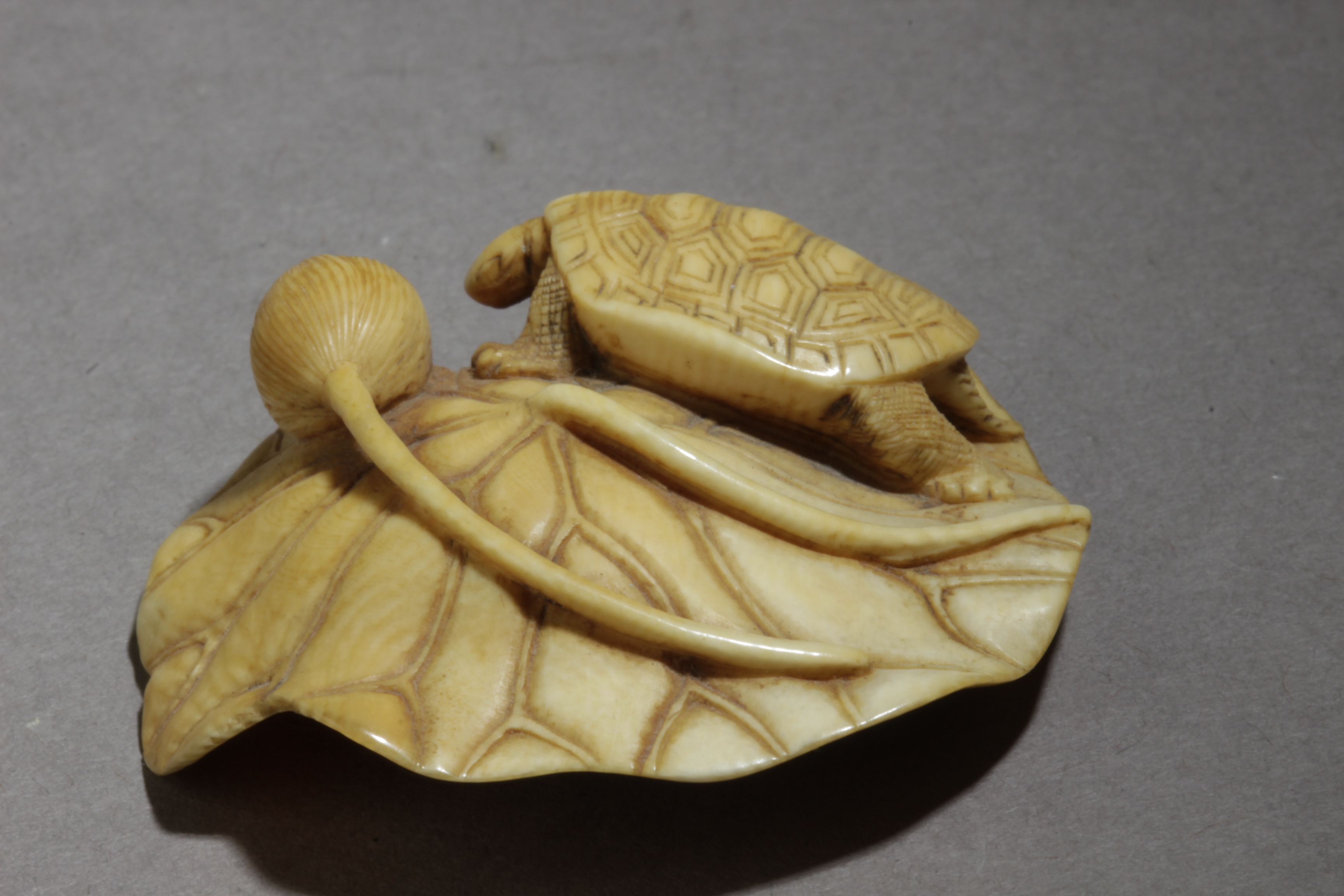 A 19th century Japanese netsuke from Meiji period - Image 2 of 7