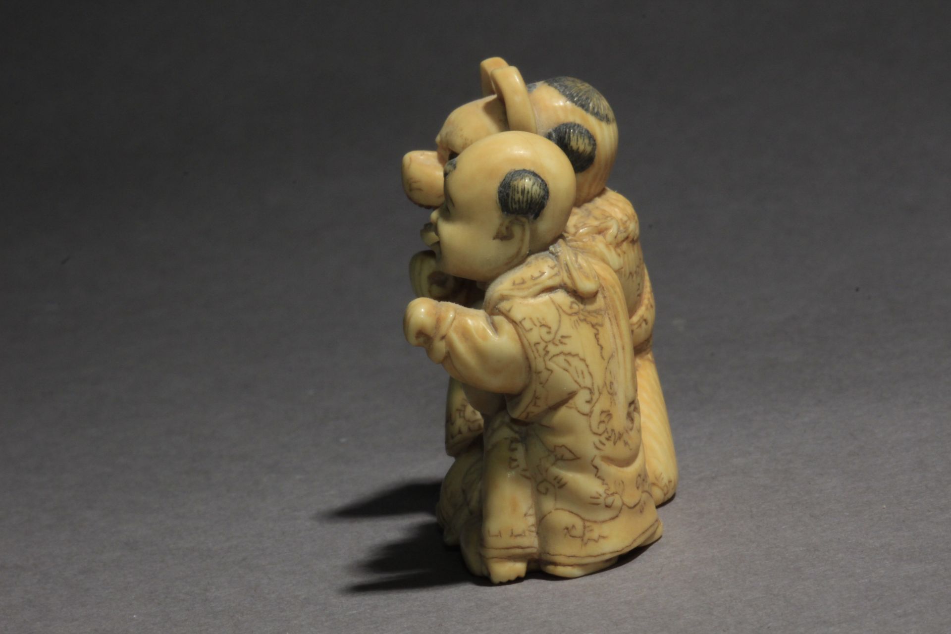 A mid 19th century Japanese netsuke. Signed Hidenobu - Bild 4 aus 9