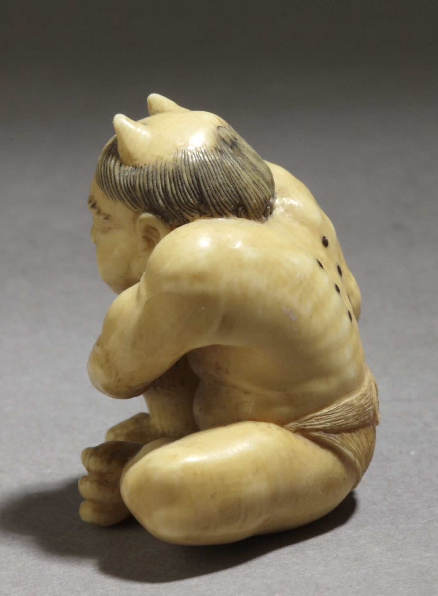 A 19th century Japanese netsuke from Meiji period - Image 3 of 6