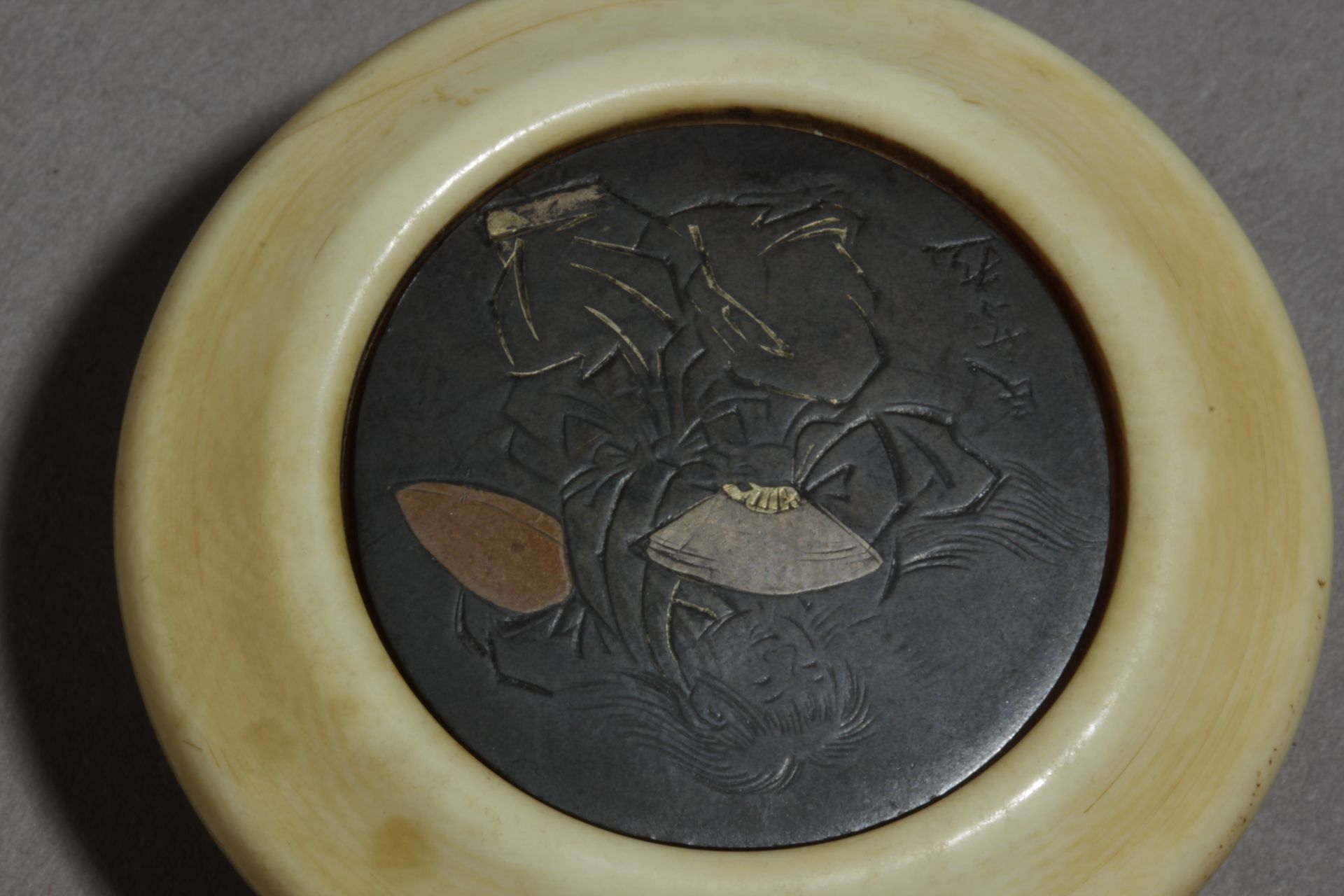 A 19th century netsuke kagamibuta. Signed Minjo con Kakihan - Image 4 of 6