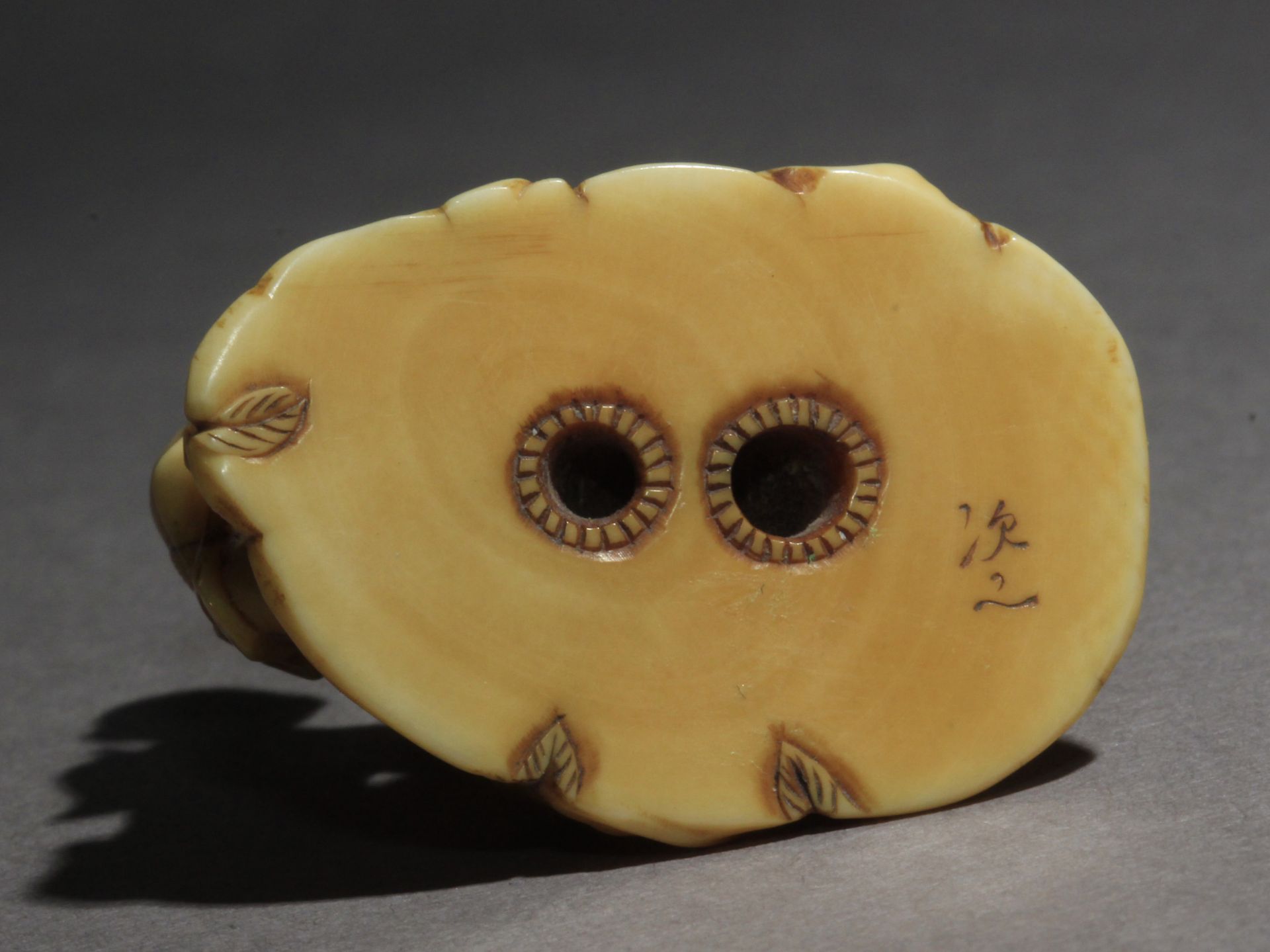 A late 19th century Japanese netsuke-okimono from Meiji period. Signed Tsugukazu - Image 7 of 8