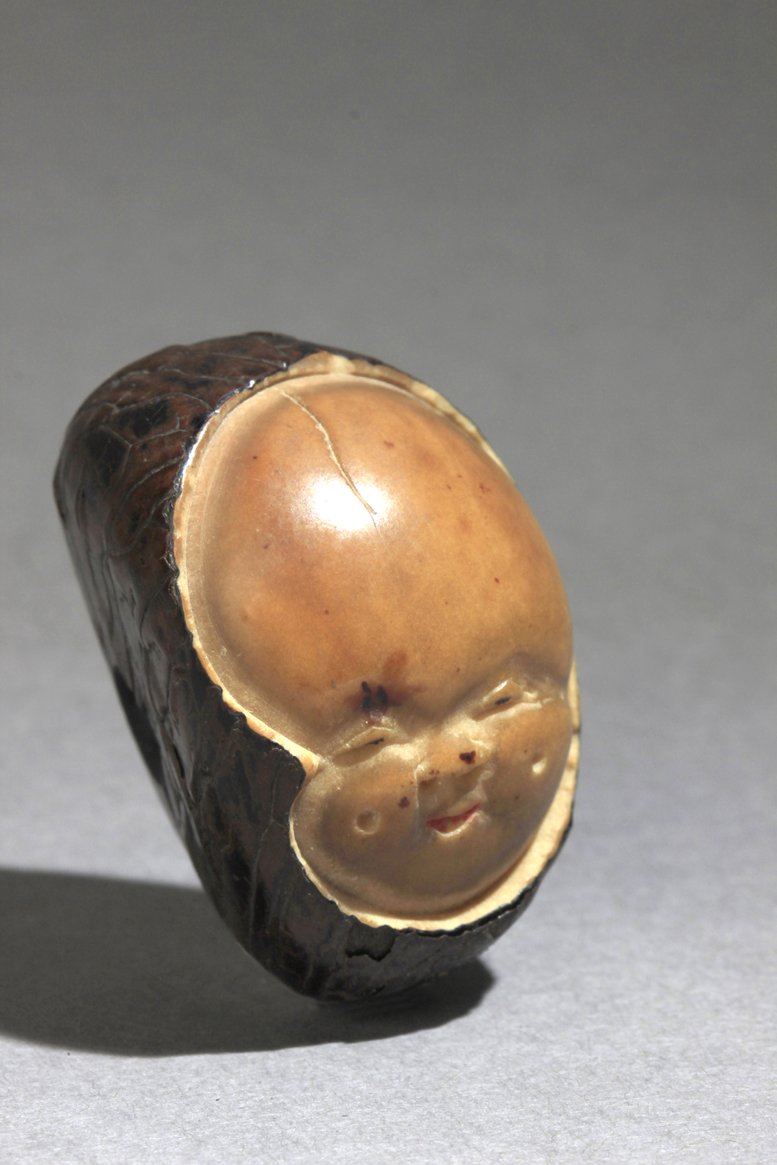 An early 19th century Japanese netsuke from Meiji period. Signed - Image 2 of 7